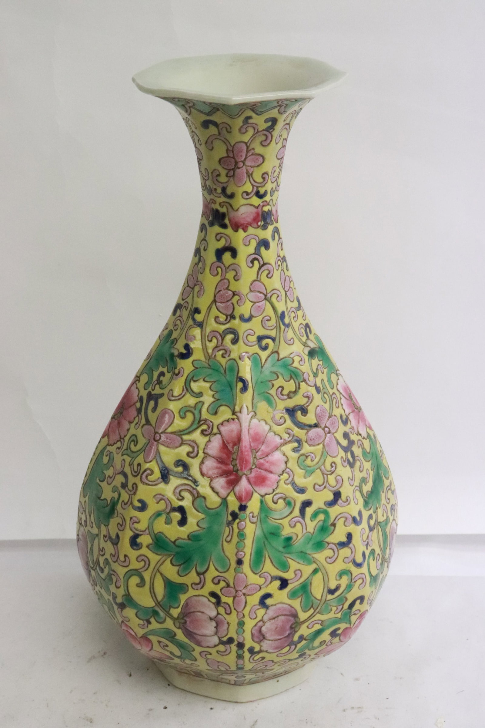 Beautiful Chinese famille rose porcelain vase: Beautiful Chinese famille rose porcelain vase, 10.85"x5.7"x5.7"
