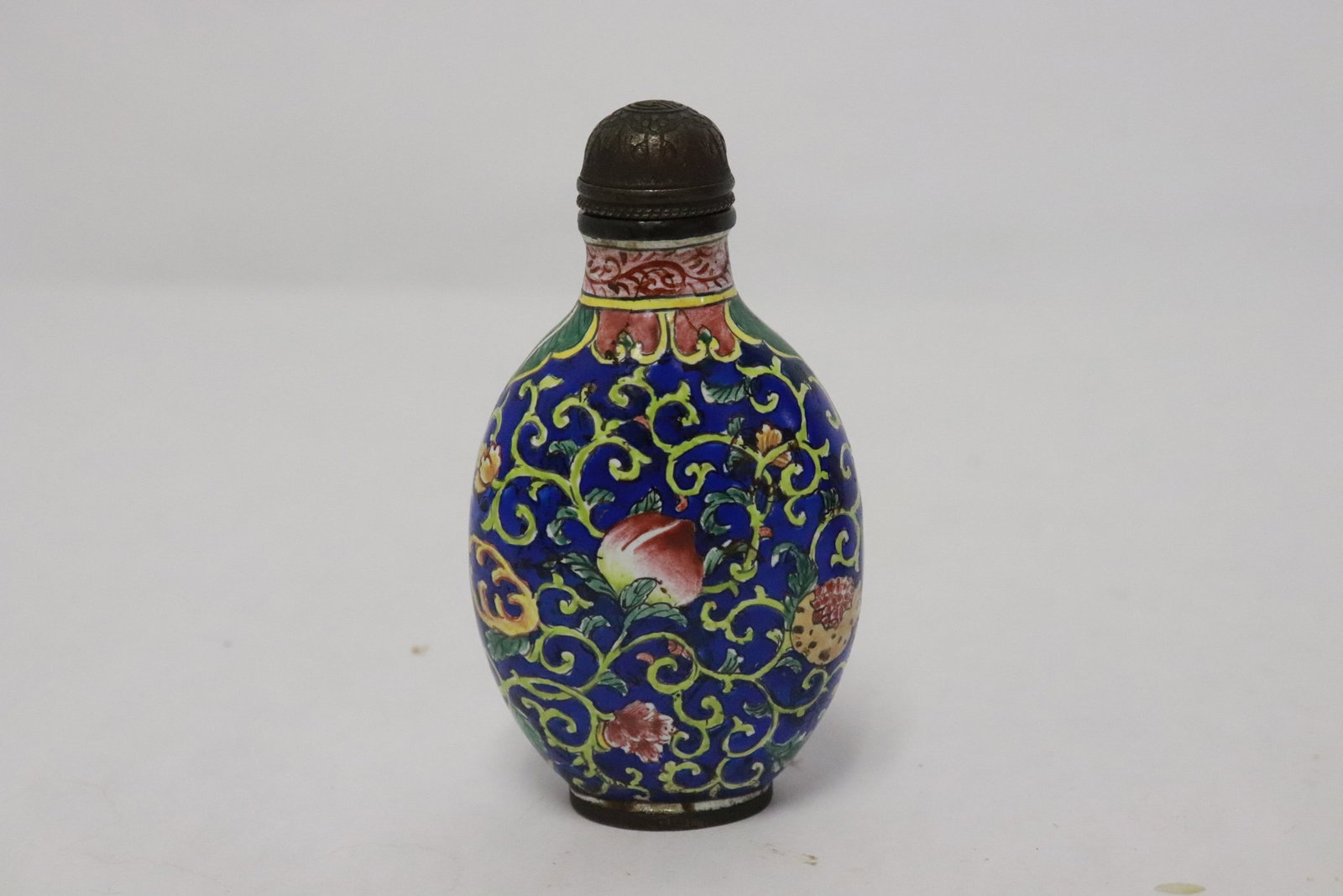 2 snuff bottles - 8
