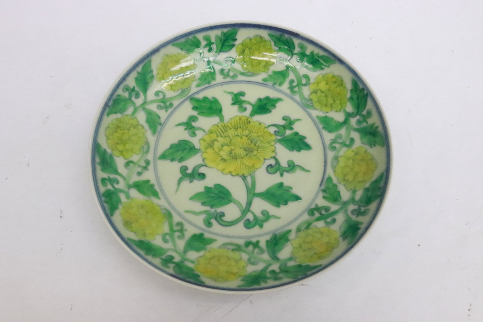Chinese famille rose porcelain plate: Chinese famille rose porcelain plate, 1.85"x9"dia