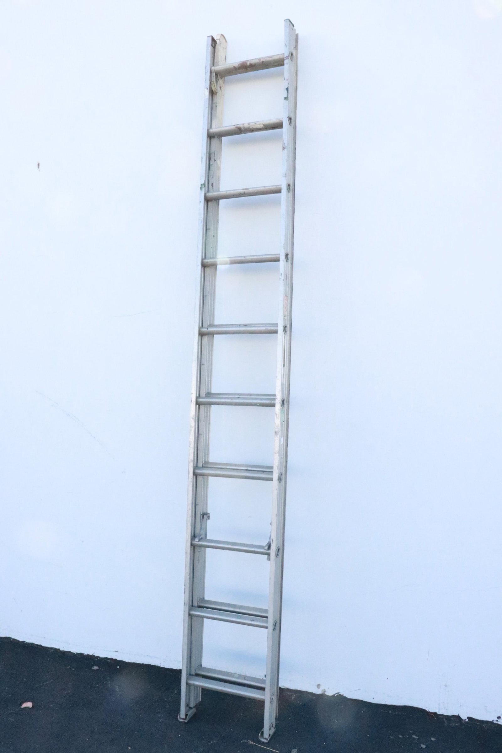 An extension ladder (1 of 3)