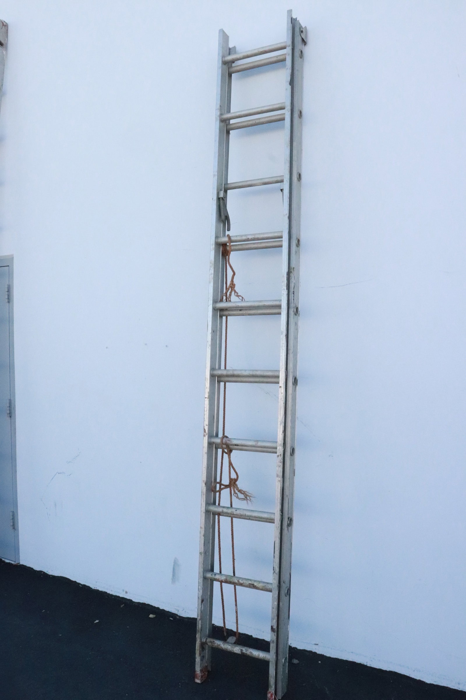 An extension ladder (1 of 3)