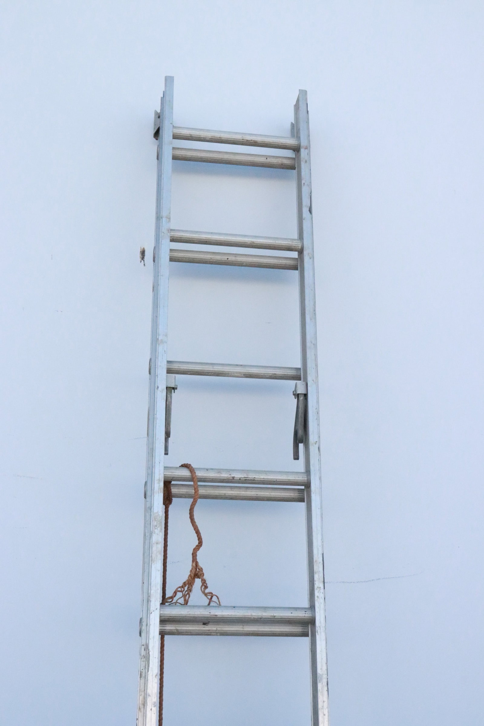 An extension ladder - 3