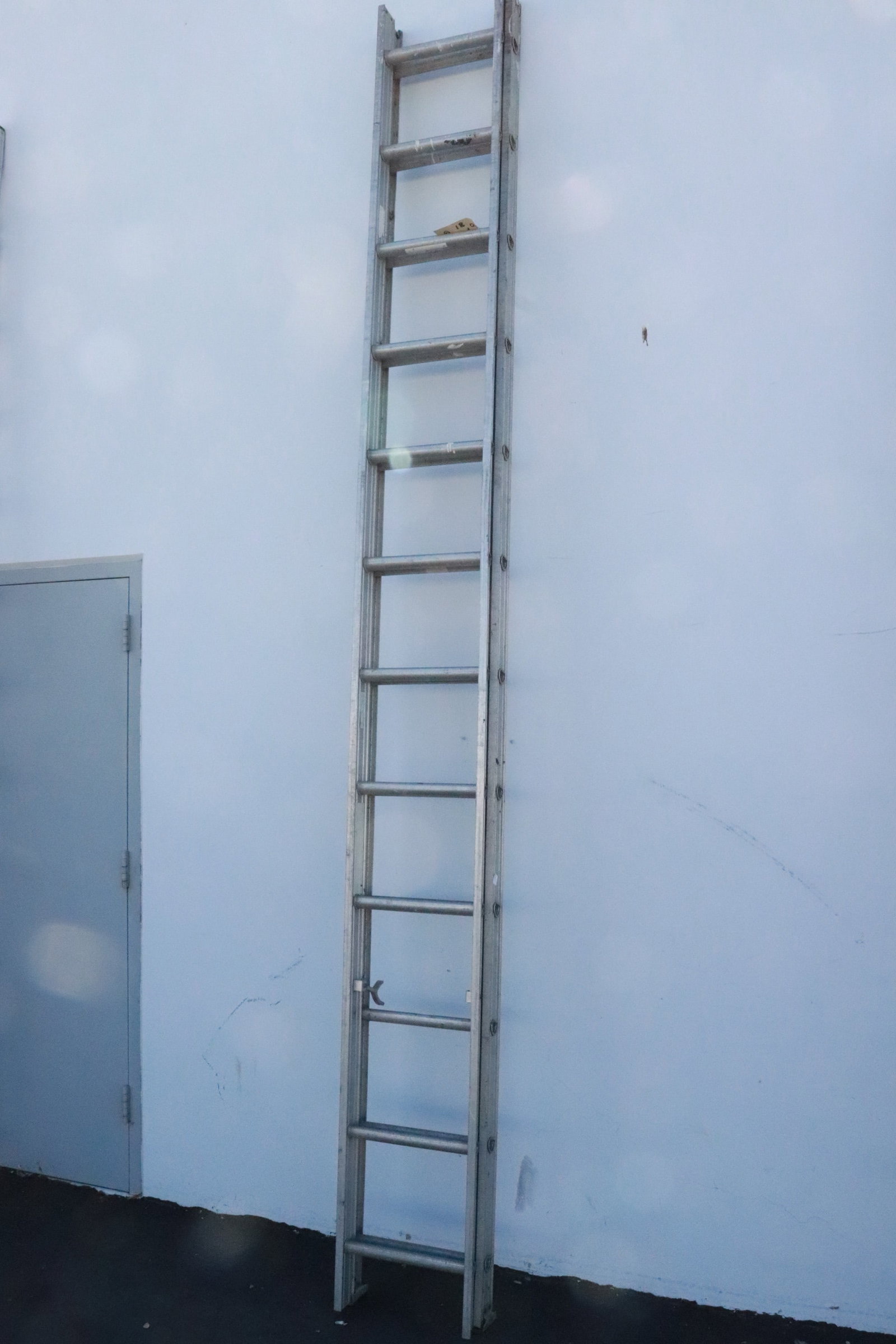 An extension ladder (1 of 3)