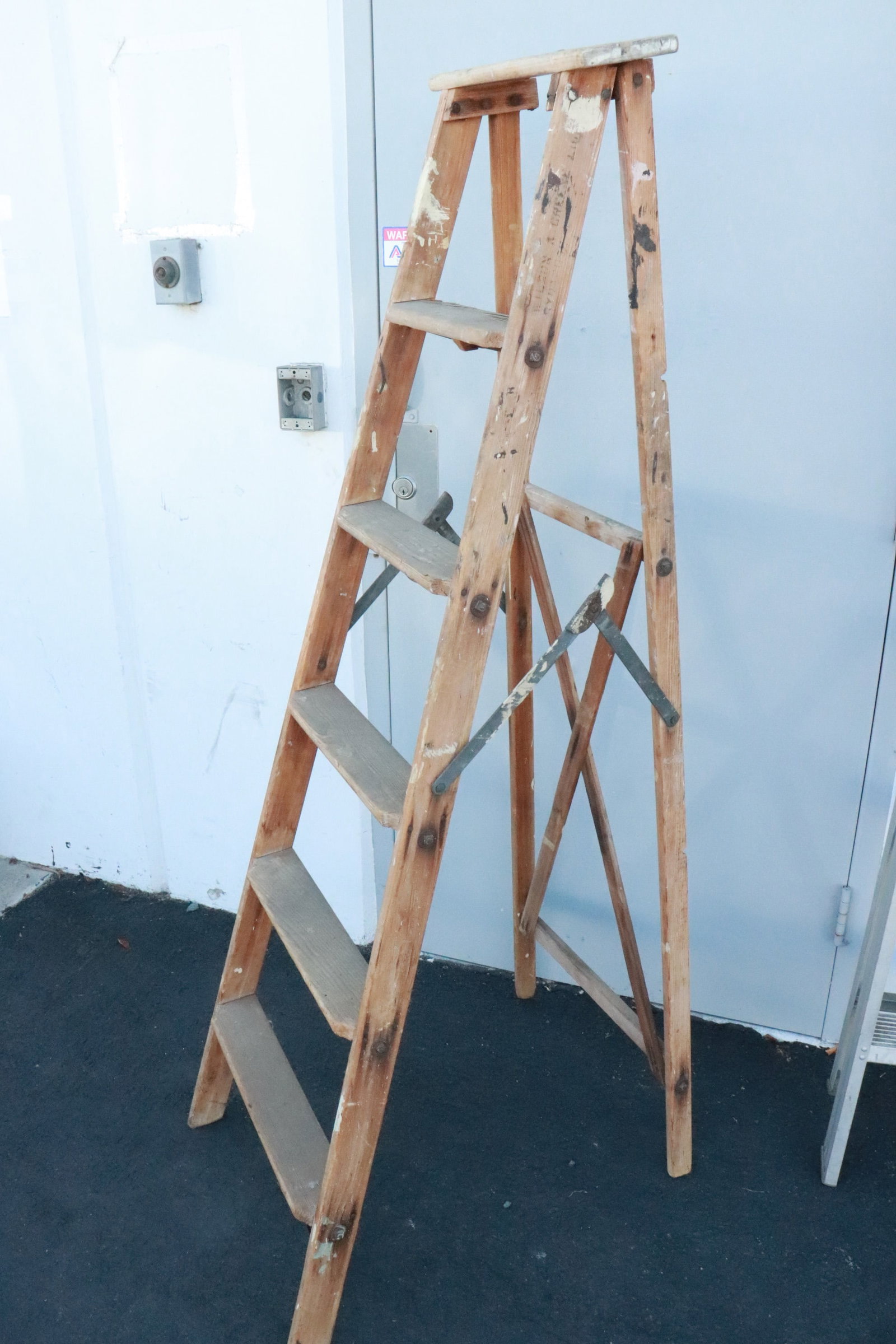 An wood ladder (1 of 2)