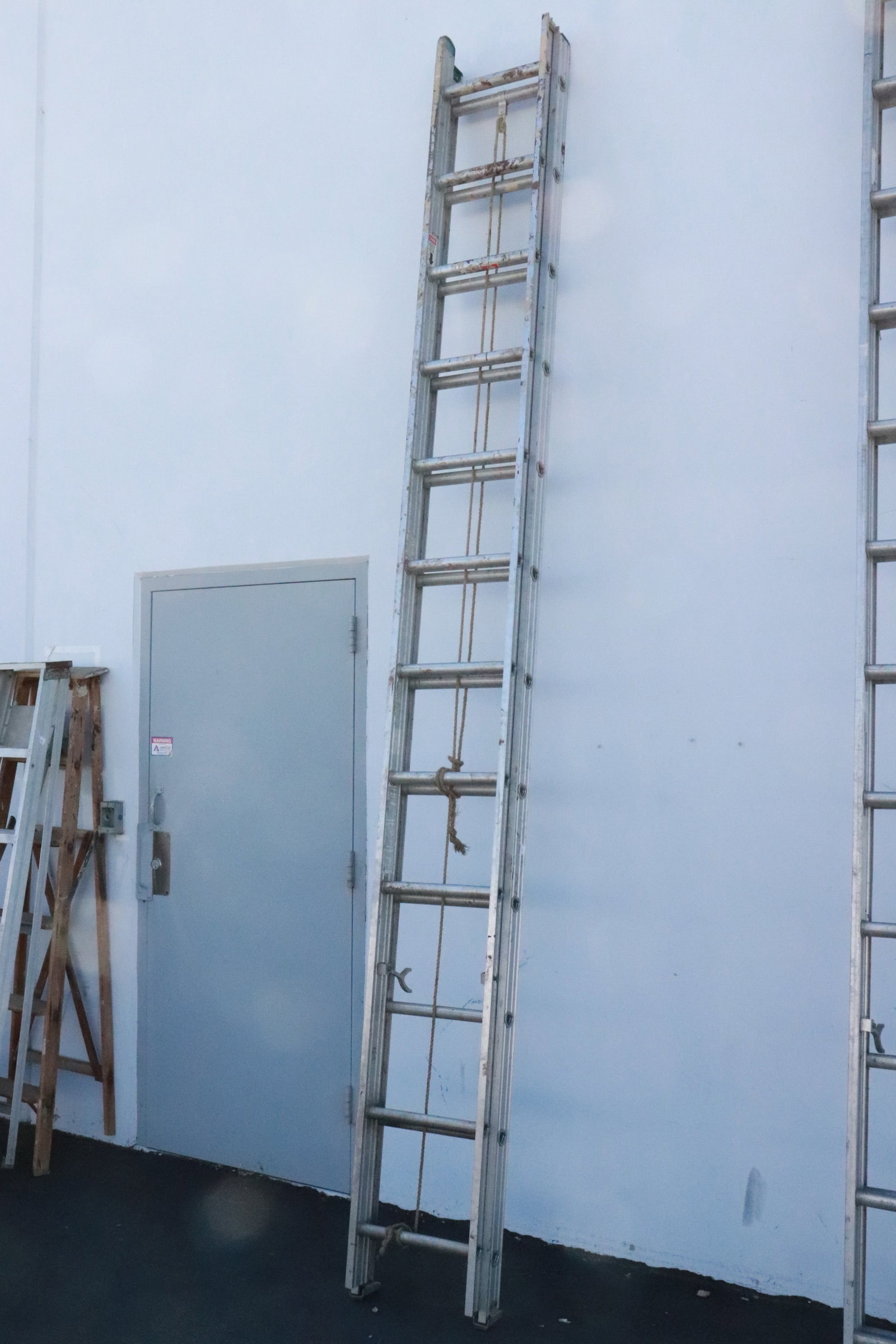 An extension ladder (1 of 3)