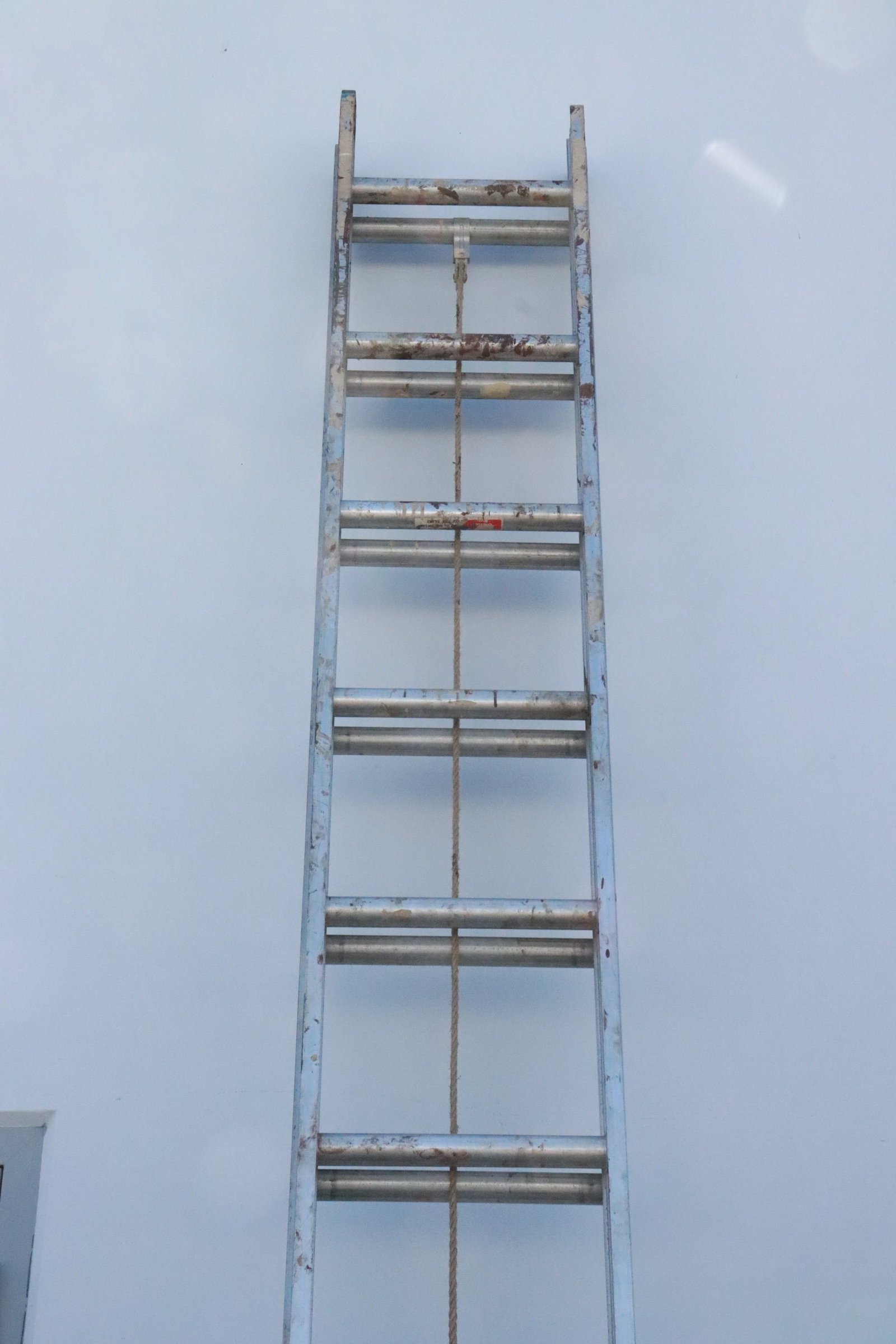 An extension ladder - 3