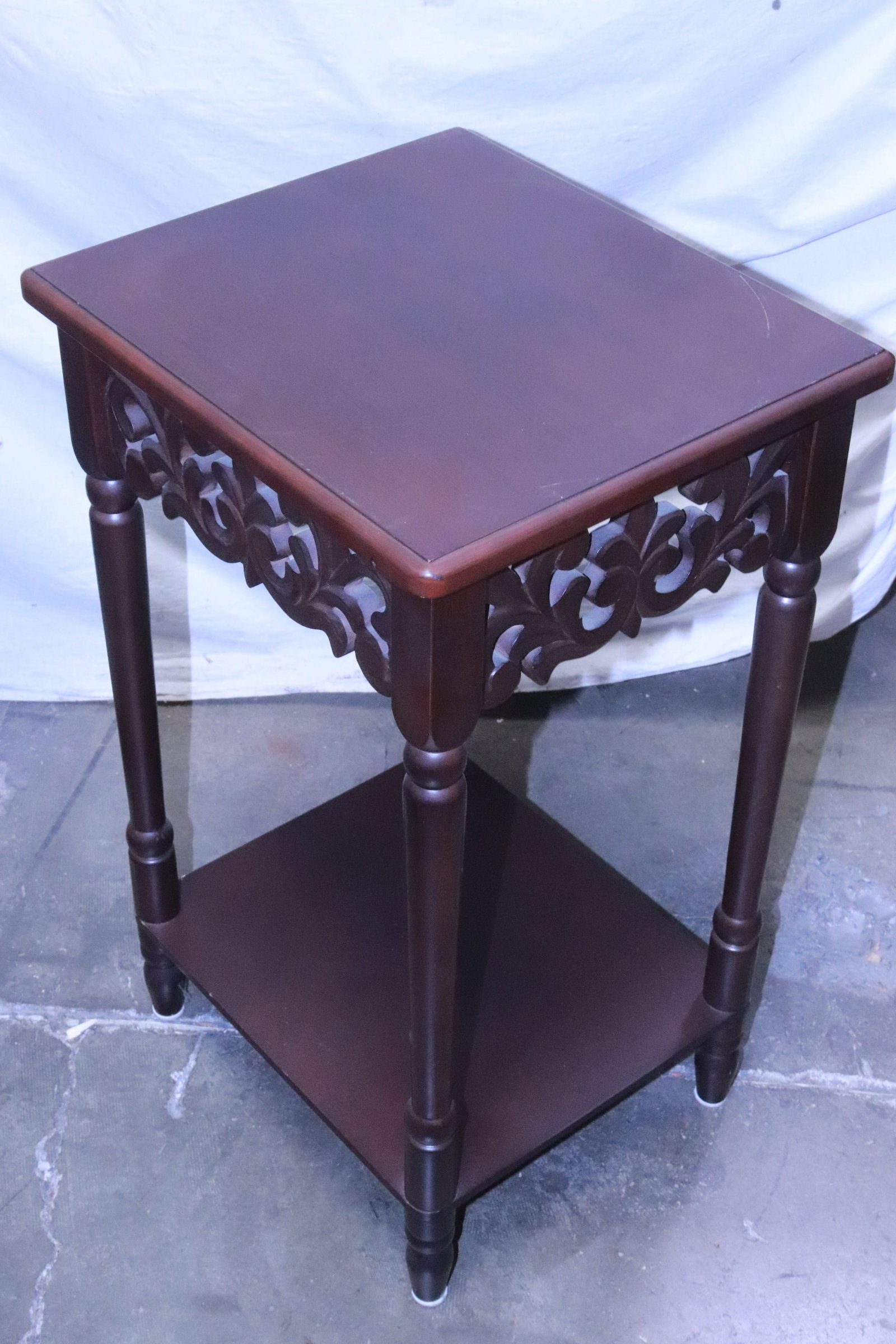A square pedestal table (1 of 5)