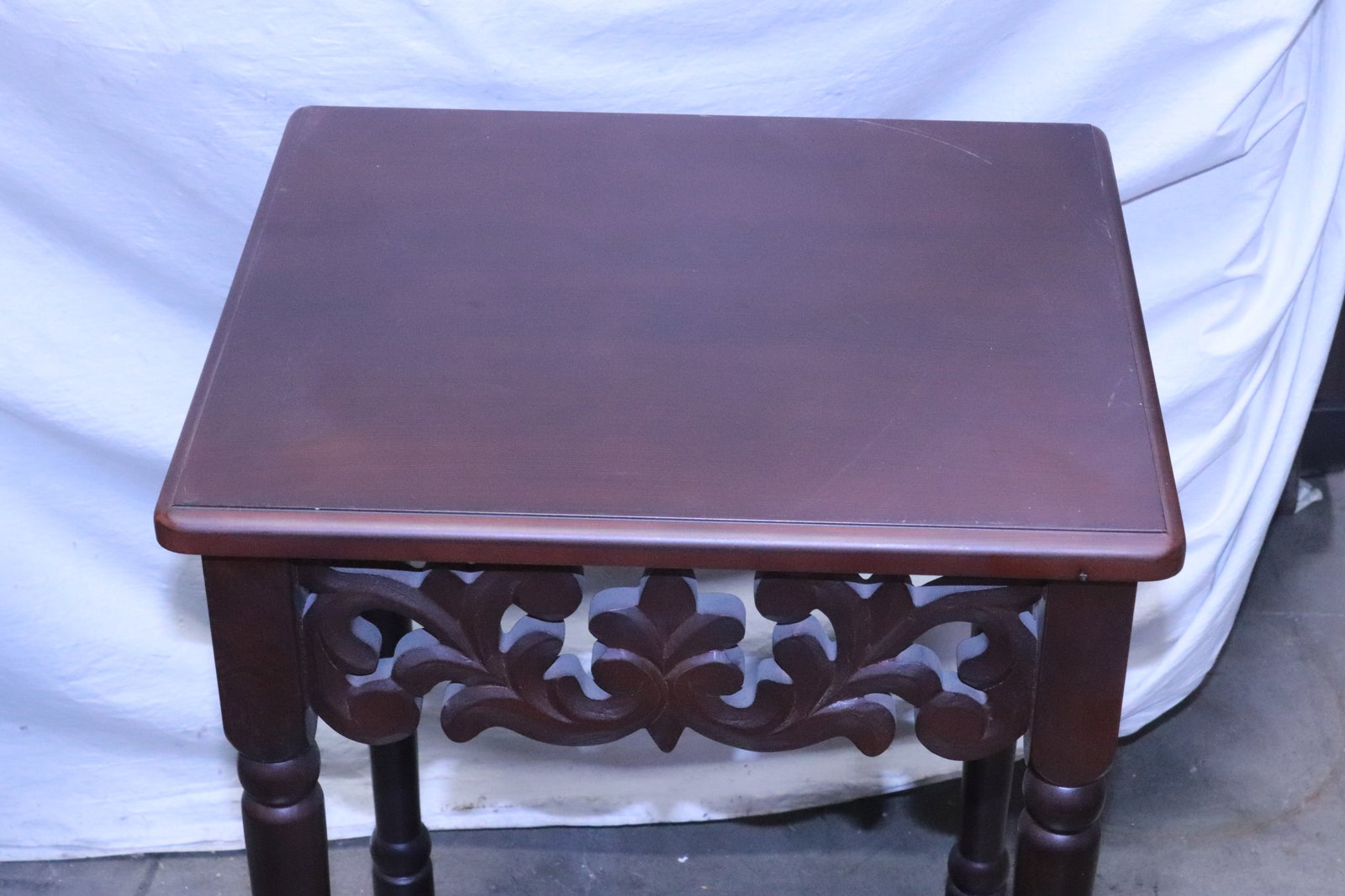 A square pedestal table - 3