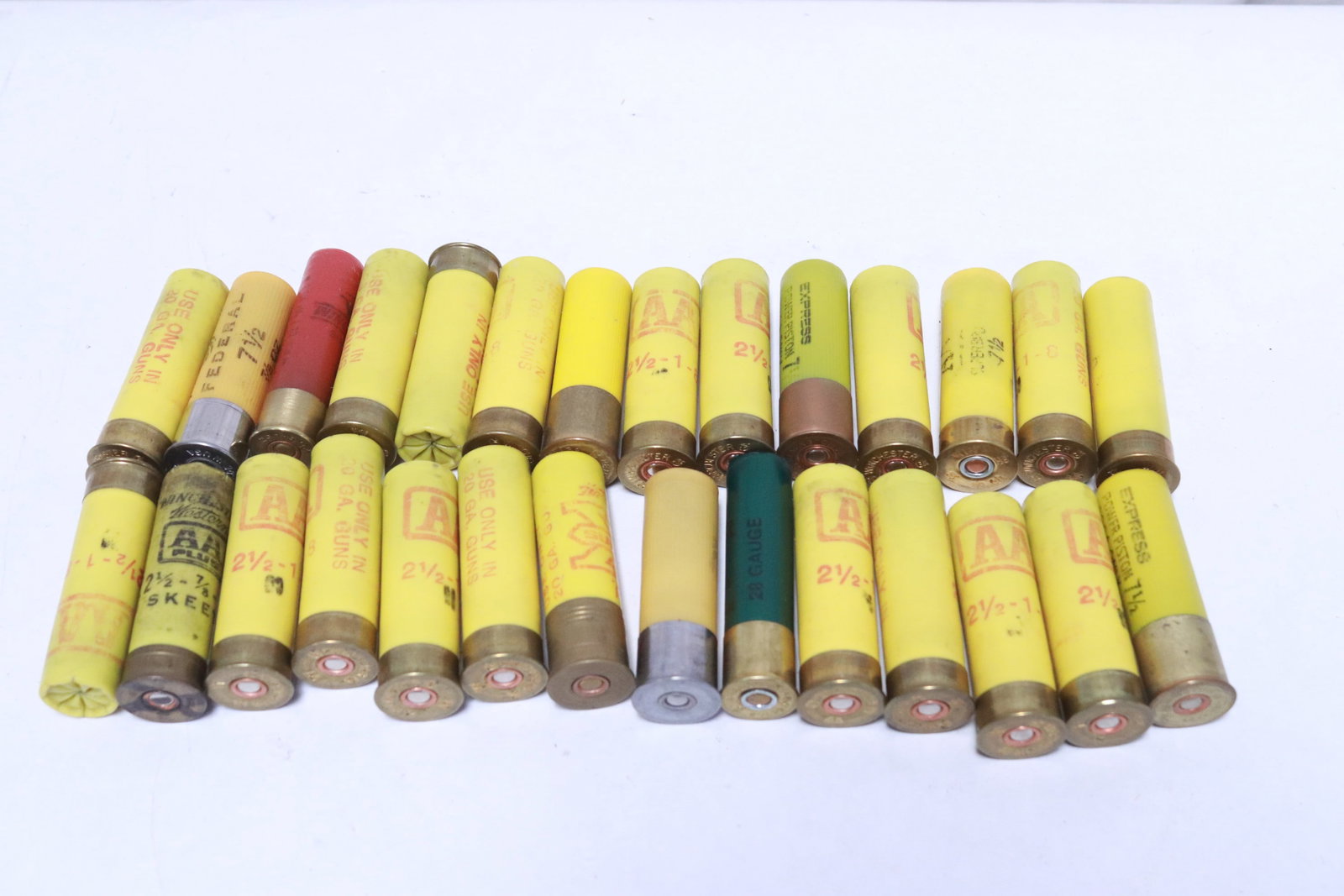 Approx. 28 round gauge 20 shotgun shells: Approx. 28 round gauge 20 shotgun shells, NO shipping on this lot, local pickup only