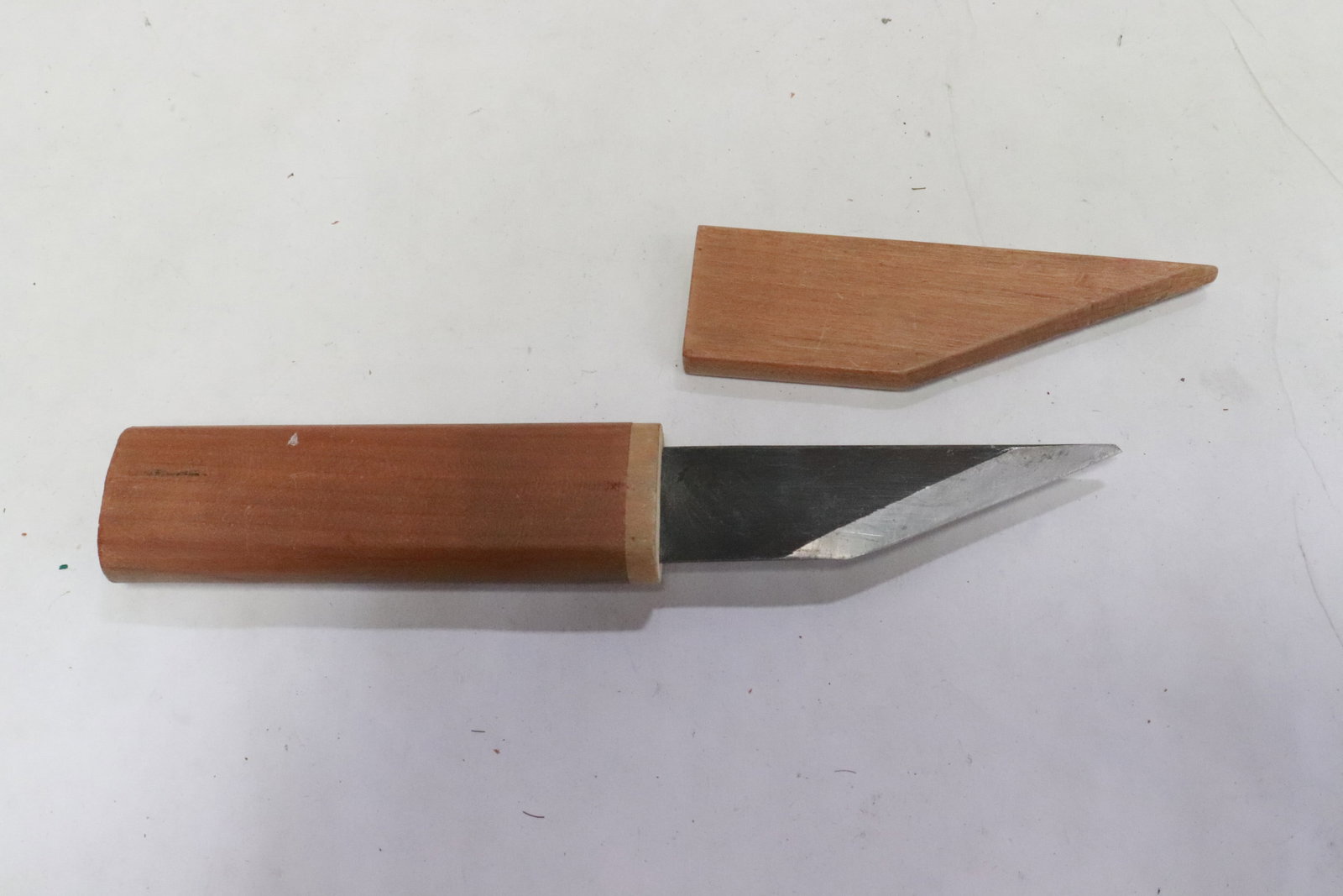 A Japanese tanto style short knife, signed: A Japanese tanto style short knife signed with maker's name, 6.9"L