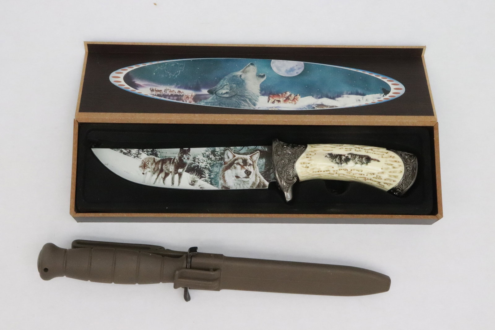 a fighting knife, and a military bayonet: 2 pieces; a very fancy fighting knife (11.4"L (box:12.35"x13.3"x1.65")), and a military bayonet (12"L)