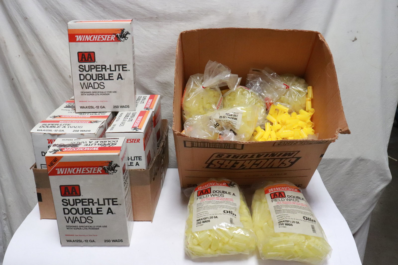 Approx. 2000 Winchester AA field wads: Approx. 2000 Winchester AA field wads