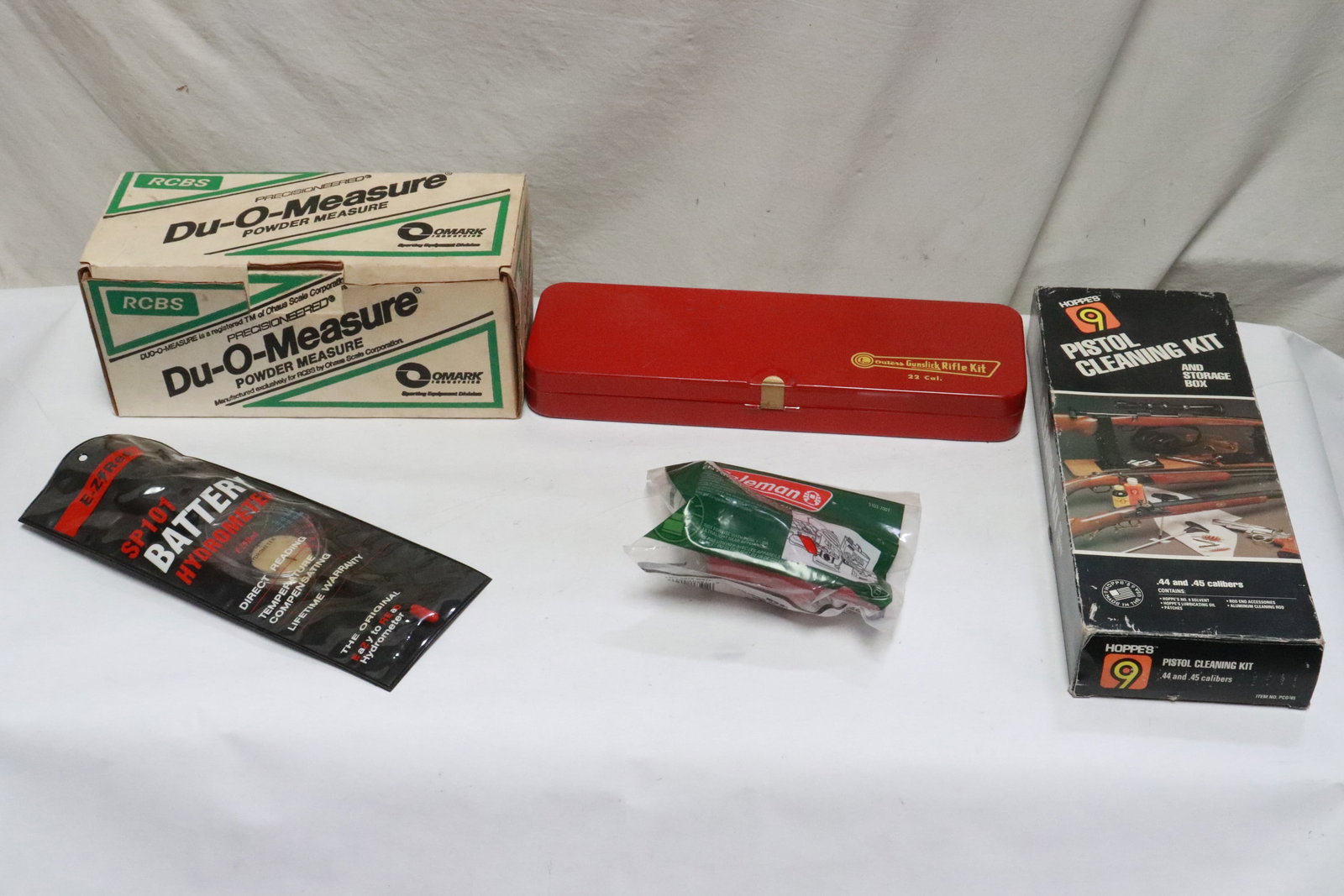 Lot of gun cleaning tools, & a powder measurement meter: Lot of gun cleaning tools, and a OMark powder measurement meter