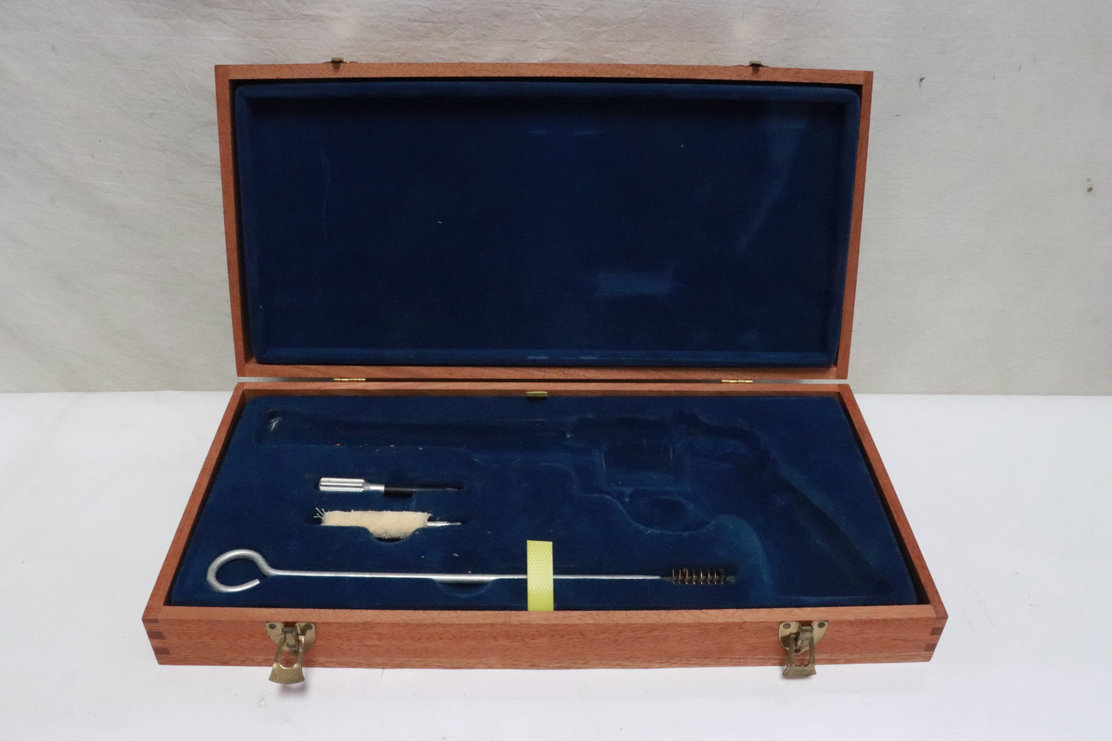 A wood pistol case: A wood pistol case, 7.8"x15.8"x2.85"