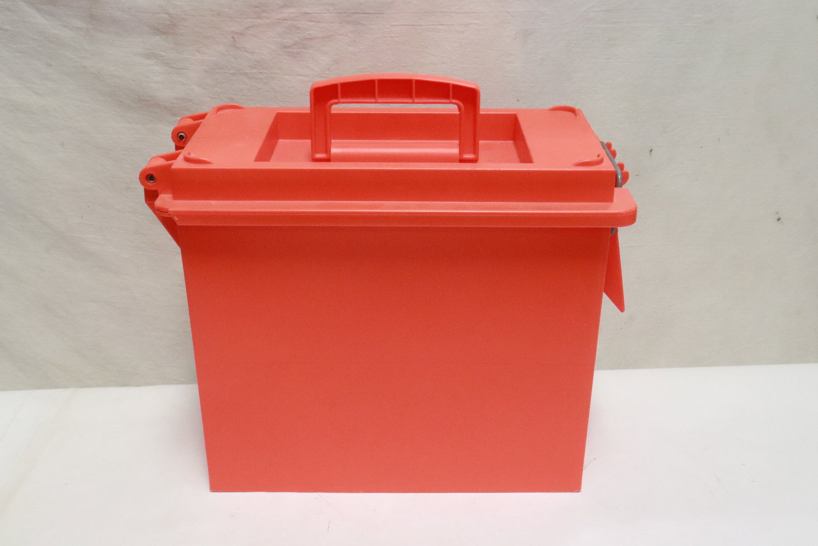 4 hard plastic cases - 9