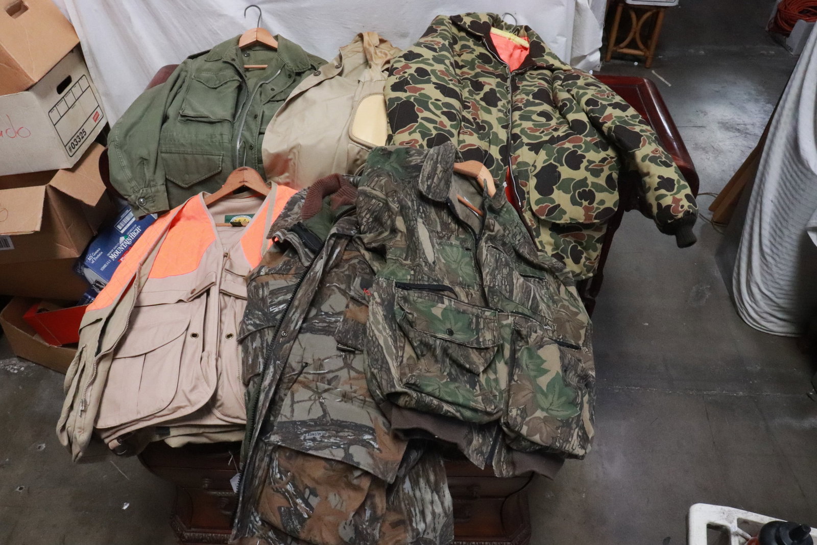6 hunting/ military jackets: 6 hunting/ military jackets, size: "M" - "L"