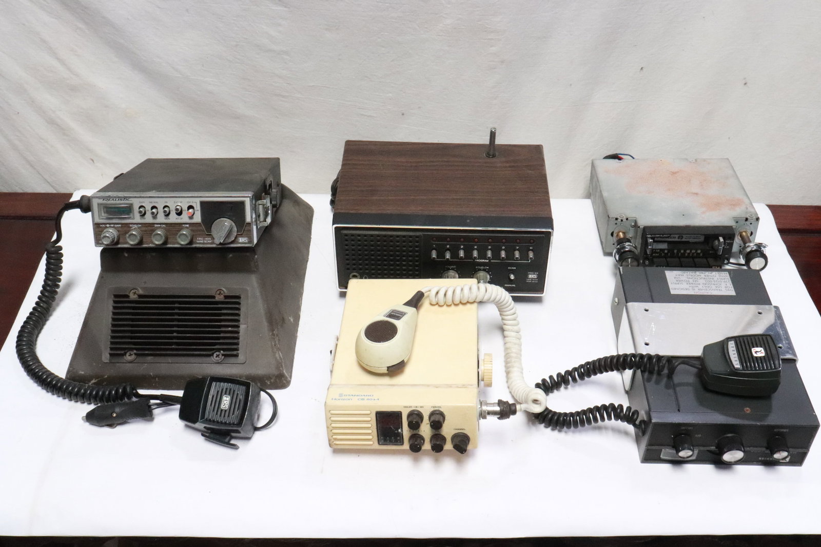 5 vintage radios/ CB radios: 5 vintage radios/ CB radios, 8.3"x7.1"x2.35" - 7"x9.4"x12.5"