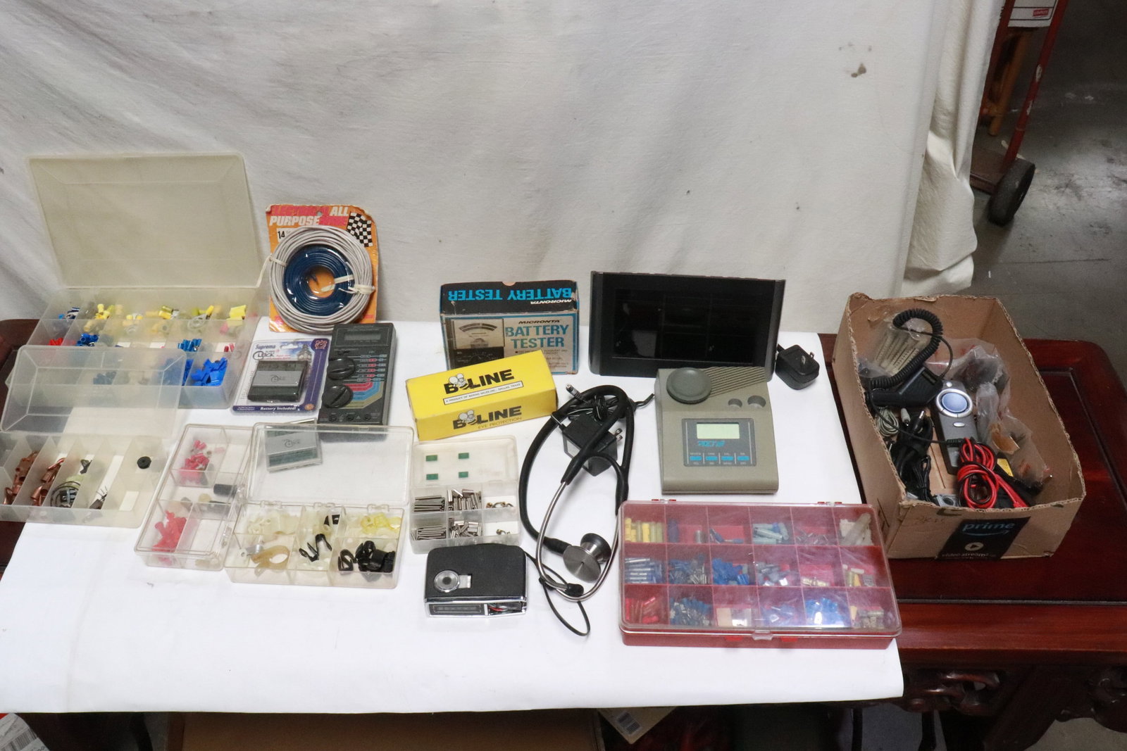 Lot of electronic components (1 of 7)