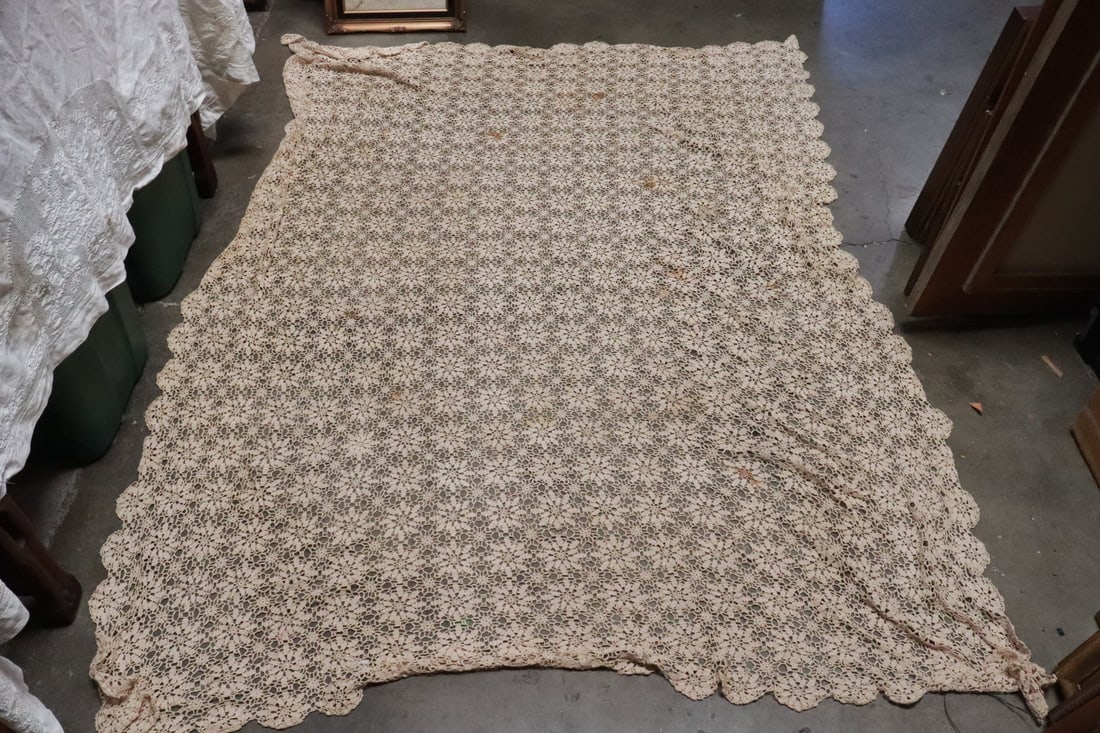Beautiful Victorian lace tablecloth: Beautiful Victorian lace tablecloth, 149"x70.5"