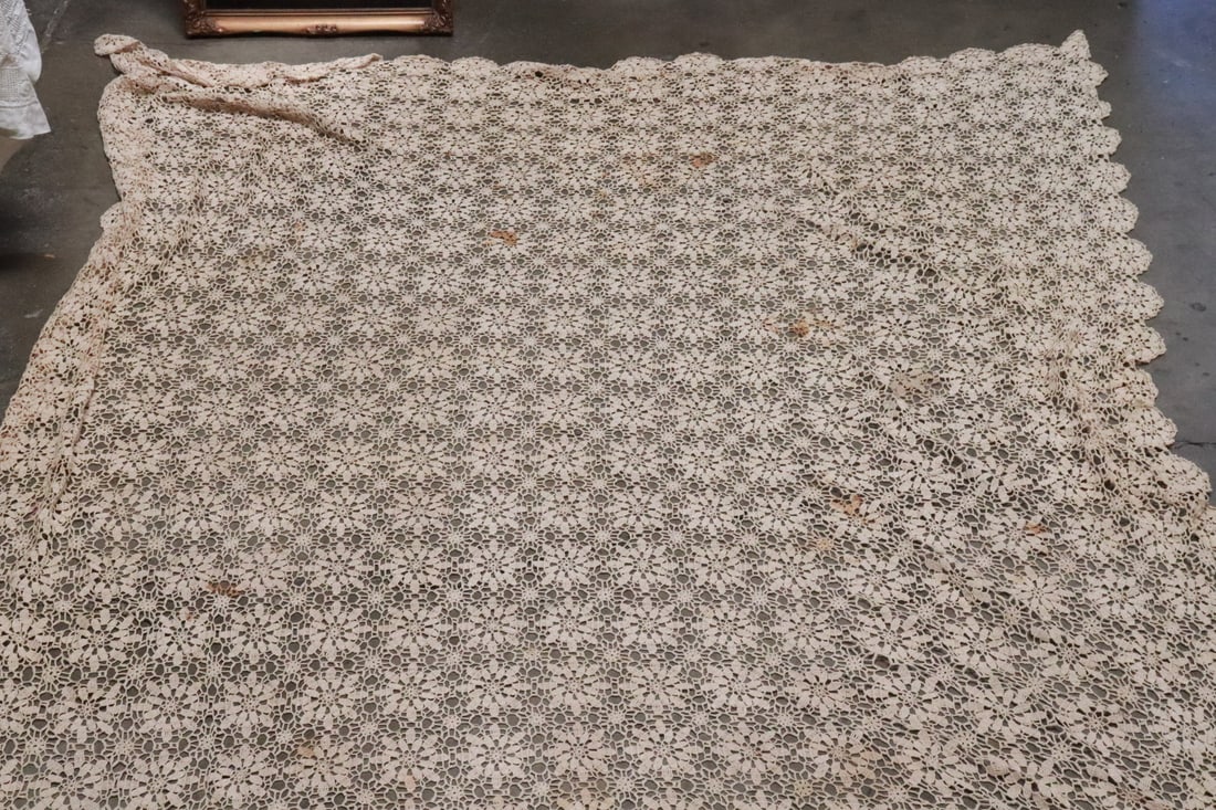 Beautiful Victorian lace tablecloth - 2