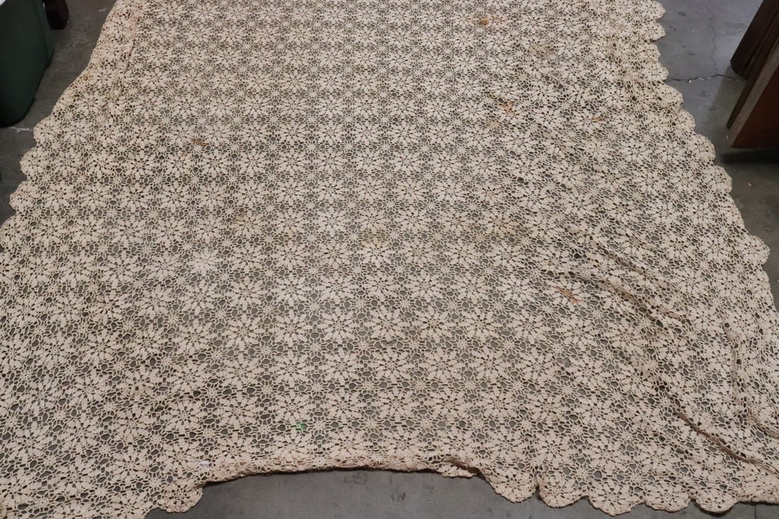 Beautiful Victorian lace tablecloth - 3