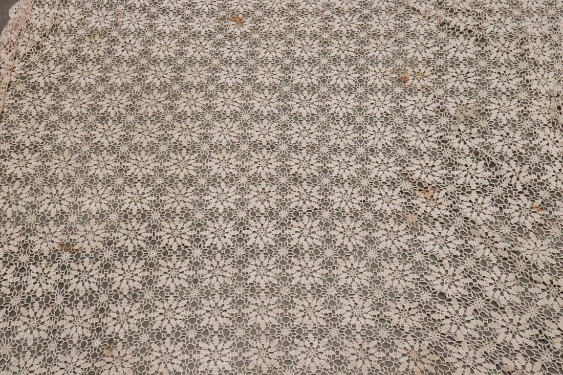 Beautiful Victorian lace tablecloth - 4