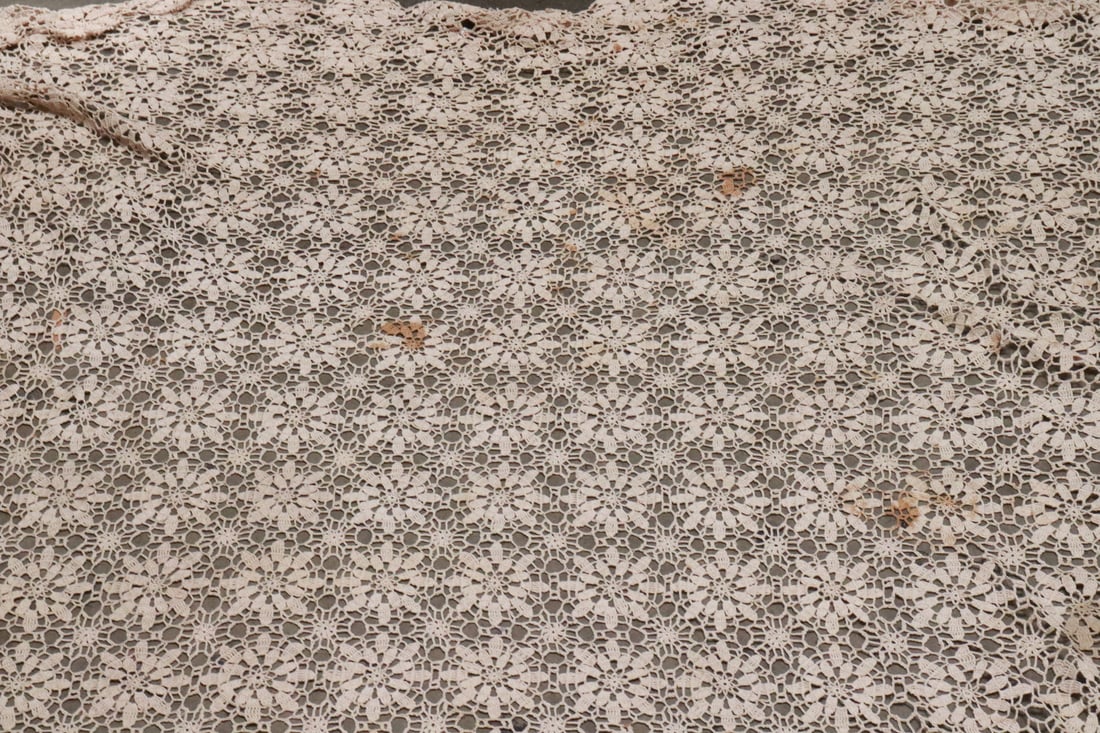 Beautiful Victorian lace tablecloth - 5