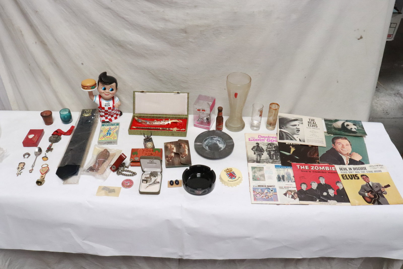 Lot of memorabilia articles: Lot of memorabilia articles