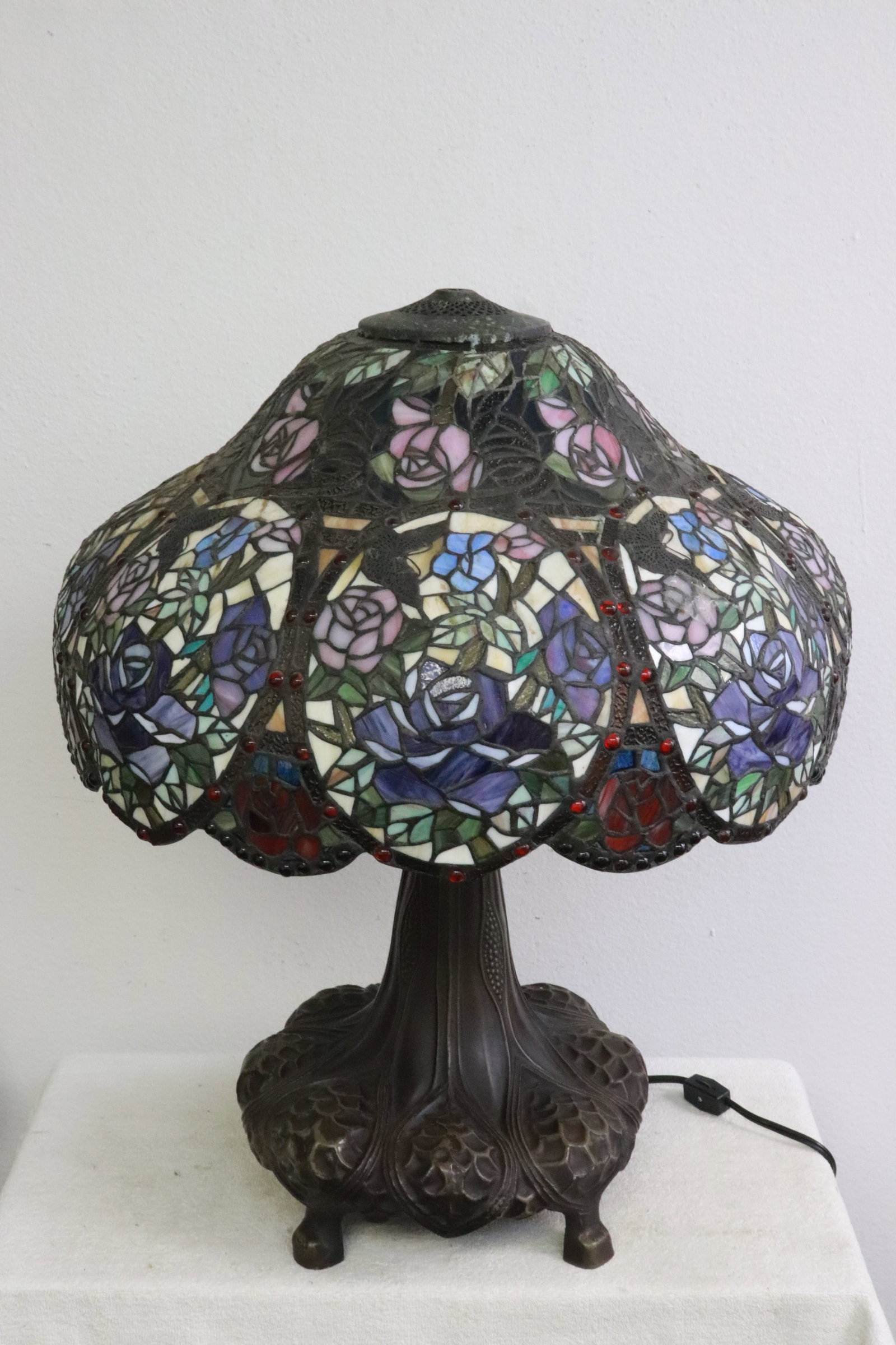 large leaded glass shade table lamp w/ metal base: A large fancy leaded glass shade (11.65"x20"dia) table lamp (24.4"H) with metal base