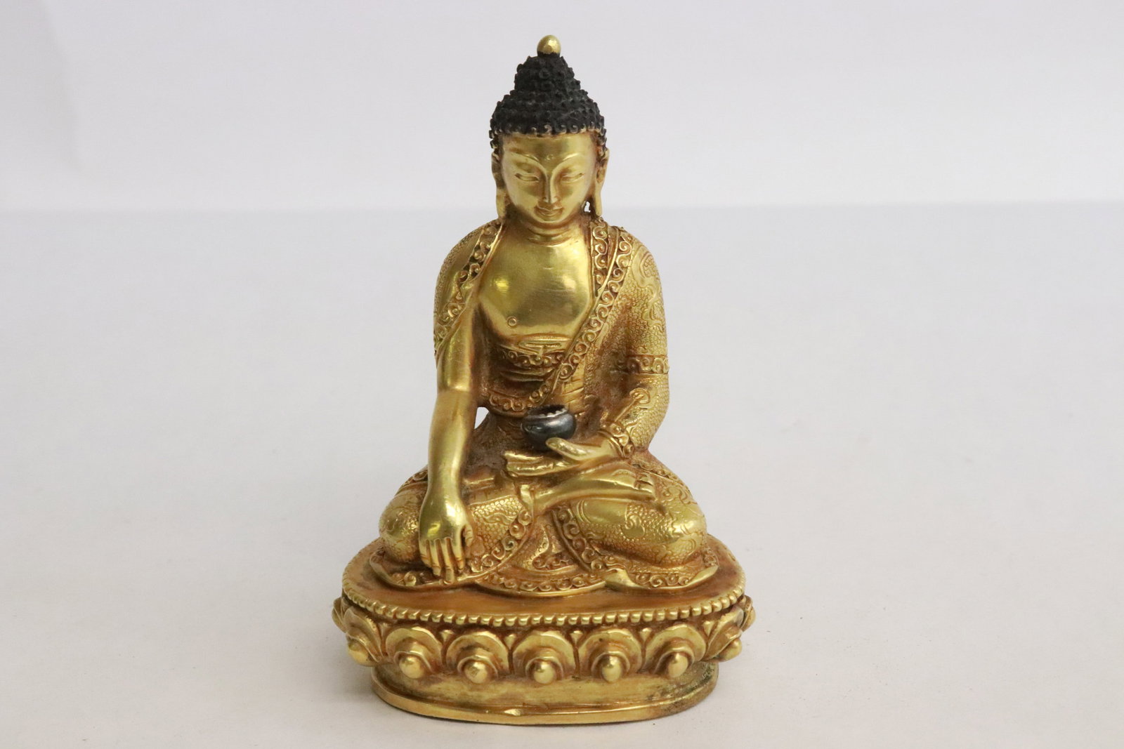 gilt bronze sculpture of deity: An important gilt bronze sculpture of deity, it is in exceptional quality, 3.15"H