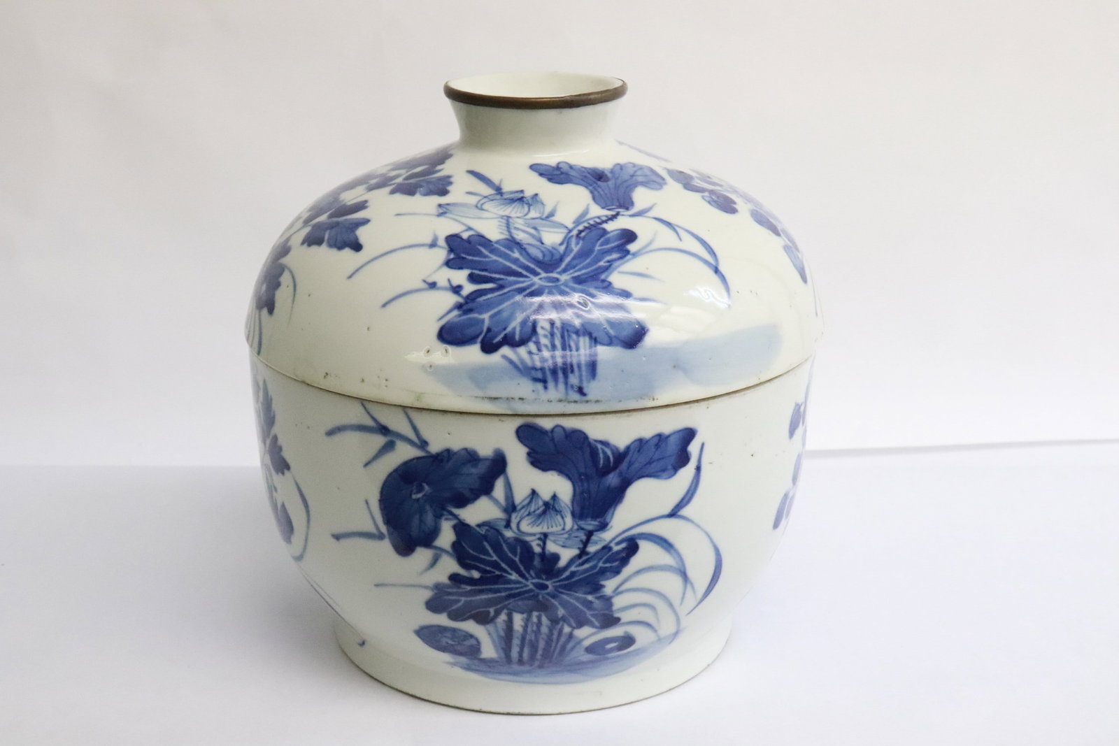 A late 19th c. porcelain lidded pot, Guangxu period: A late 19th century blue and white porcelain lidded pot, Guangxu period, 8.7"x8.7"dia