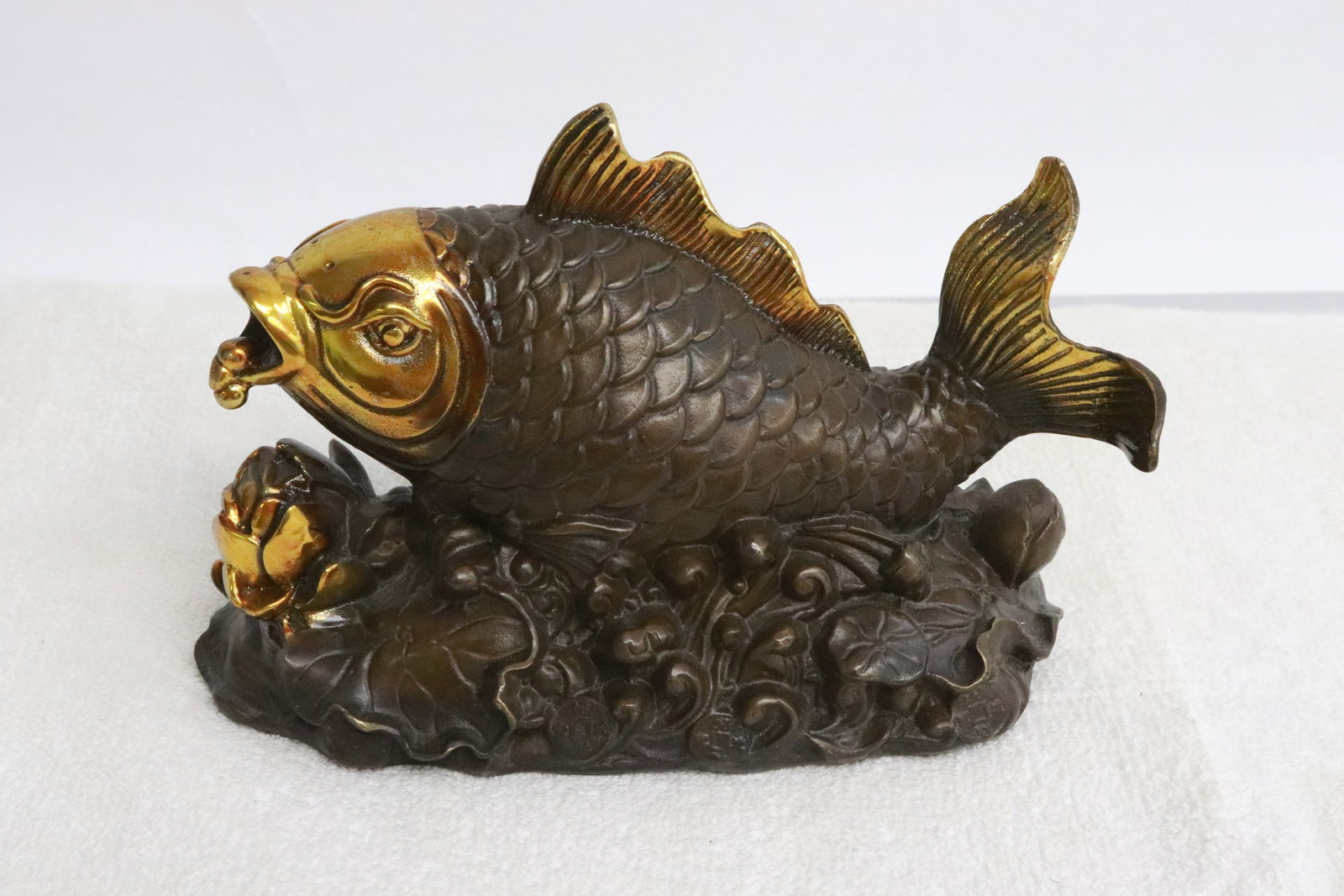 Bronze sculpture of fish (1 of 6)