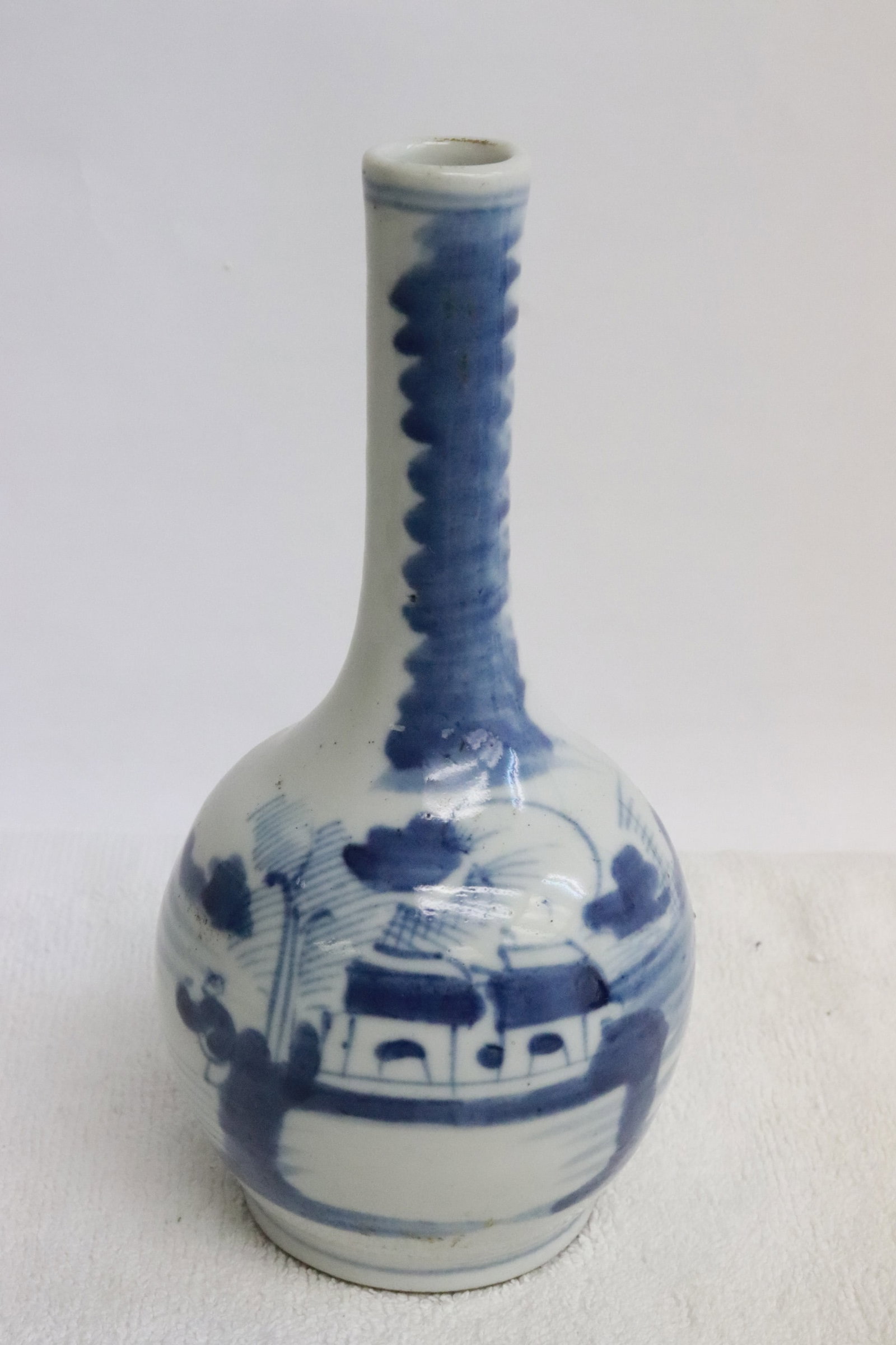 Chinese vintage blue and white bottle vase: Chinese vintage blue and white bottle vase, 6.75"x3.4"dia