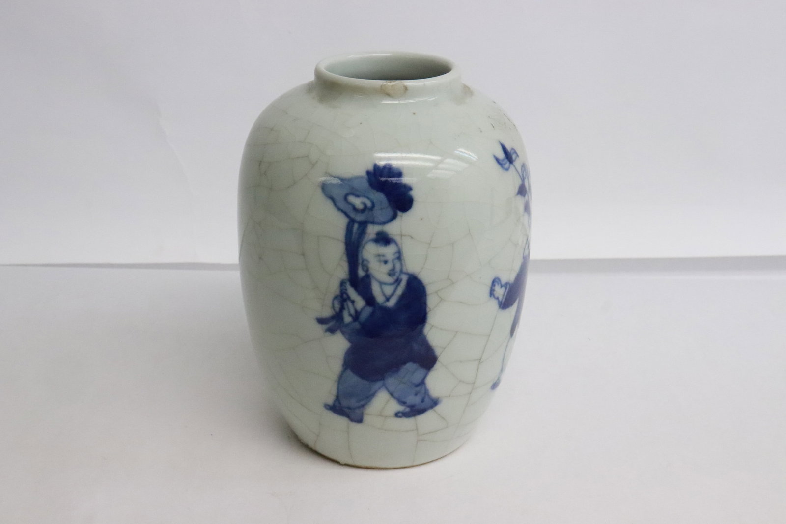 Vintage Chinese blue and white jar: Vintage Chinese blue and white jar, 5.9"x4.6"dia