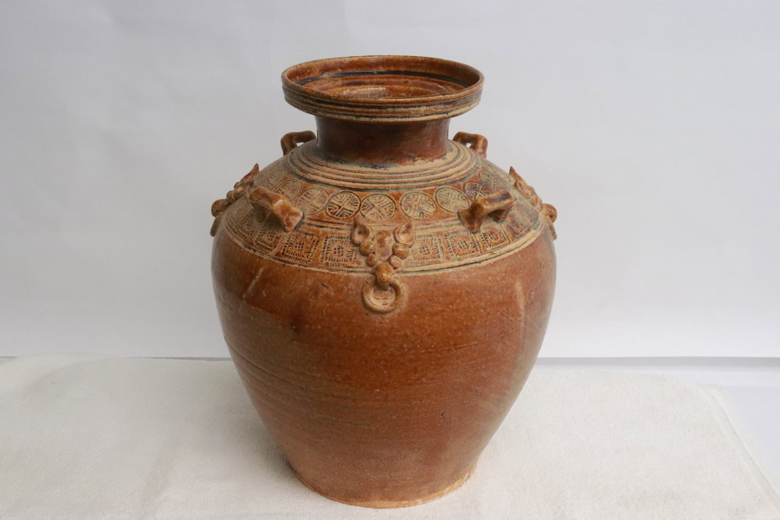 A vintage Tang style brown glazed jar (1 of 8)