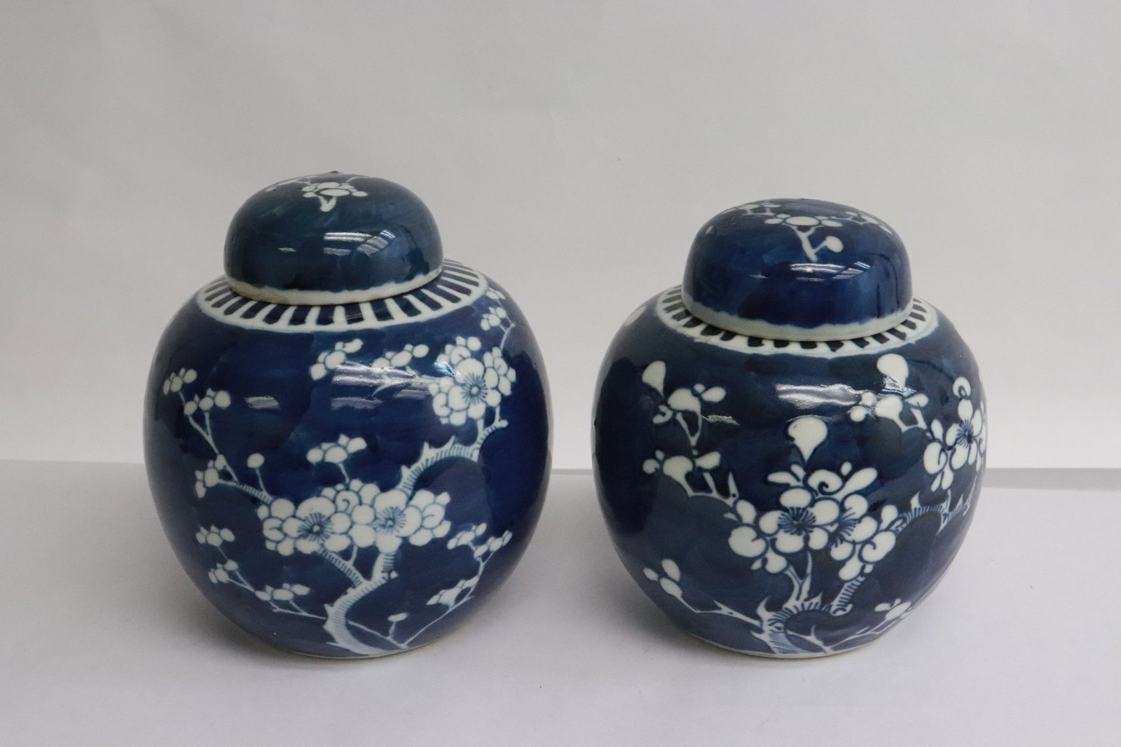Pair Chinese blue & white porcelain tea caddies: Pair Chinese blue and white porcelain tea caddies, one crack, 6.1"x5.3"dia ea