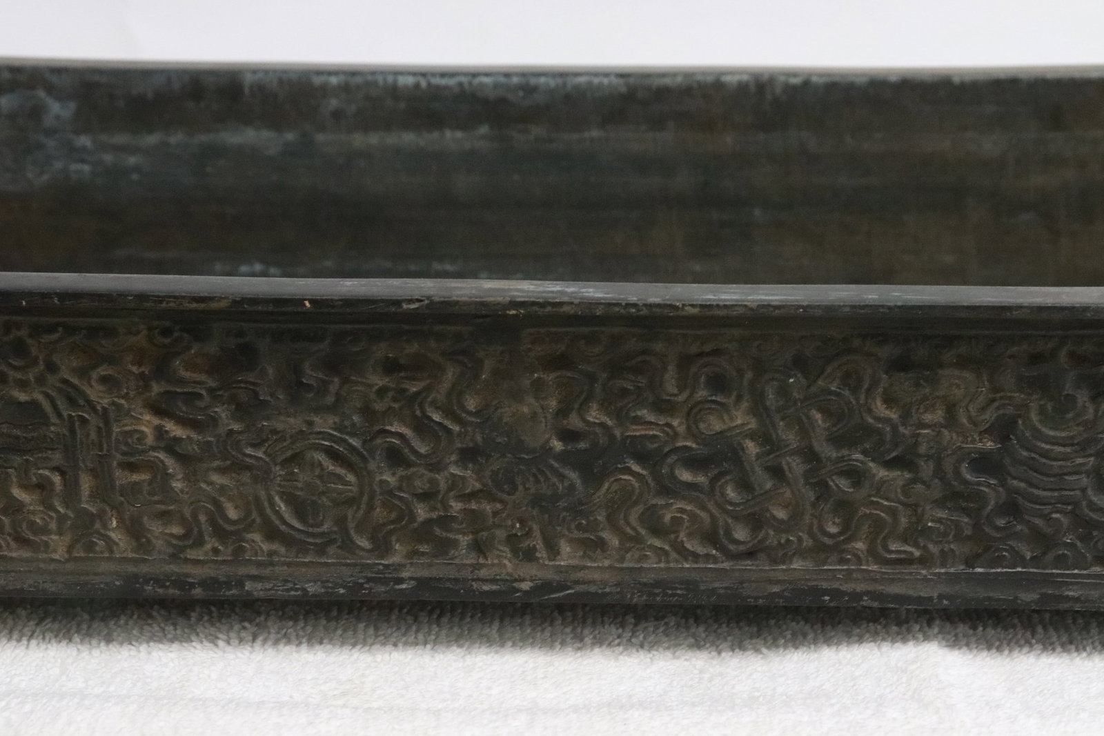 Antique Chinese bronze rectangular planter - 2