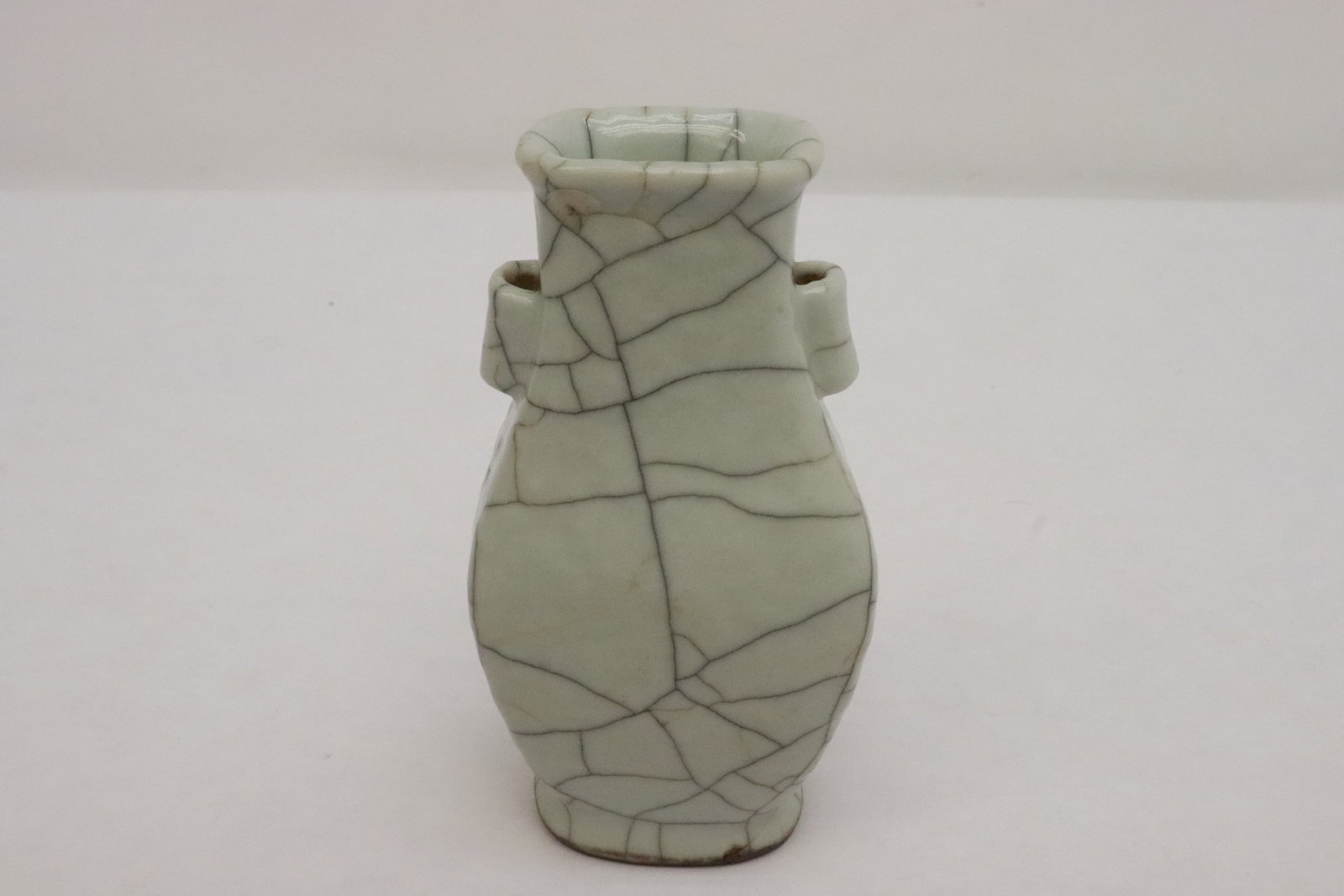 Chinese antique crackleware porcelain vase: An important Chinese Song style antique crackleware porcelain vase, 4.7"x2.4"x1.7" (box:5.6"x4.35"x2.8")