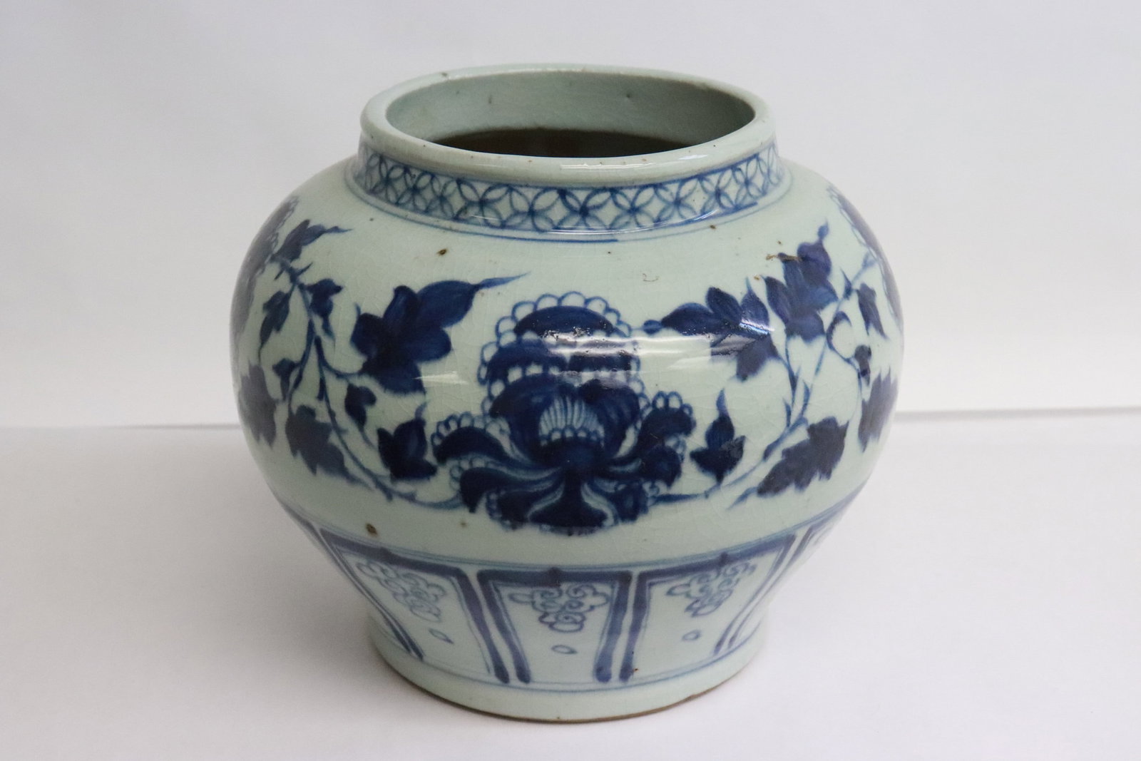 Chinese blue and white porcelain jar: Chinese blue and white porcelain jar, 6.7"x7.8"dia