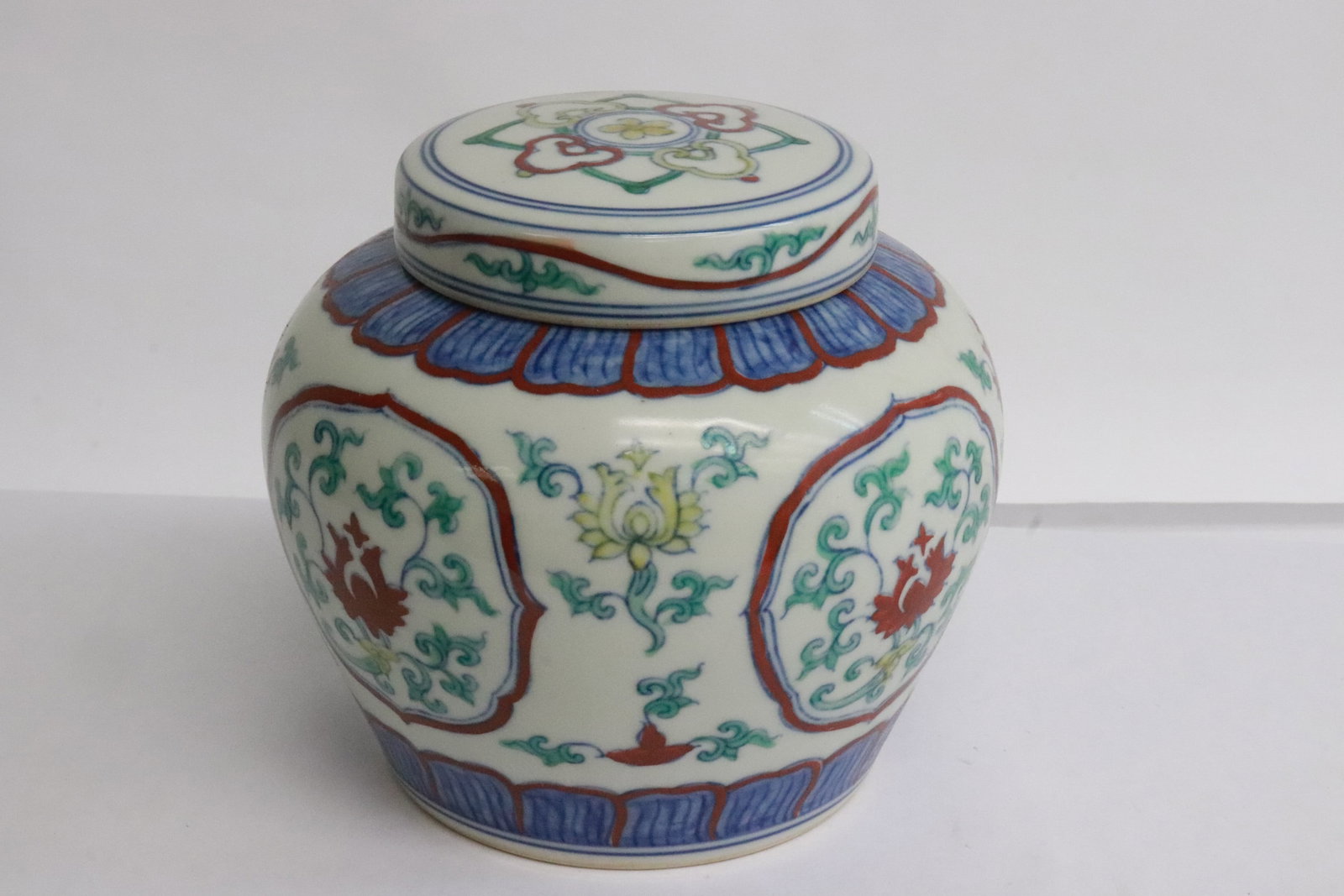 Chinese doucai porcelain covered tea caddy (1 of 6)