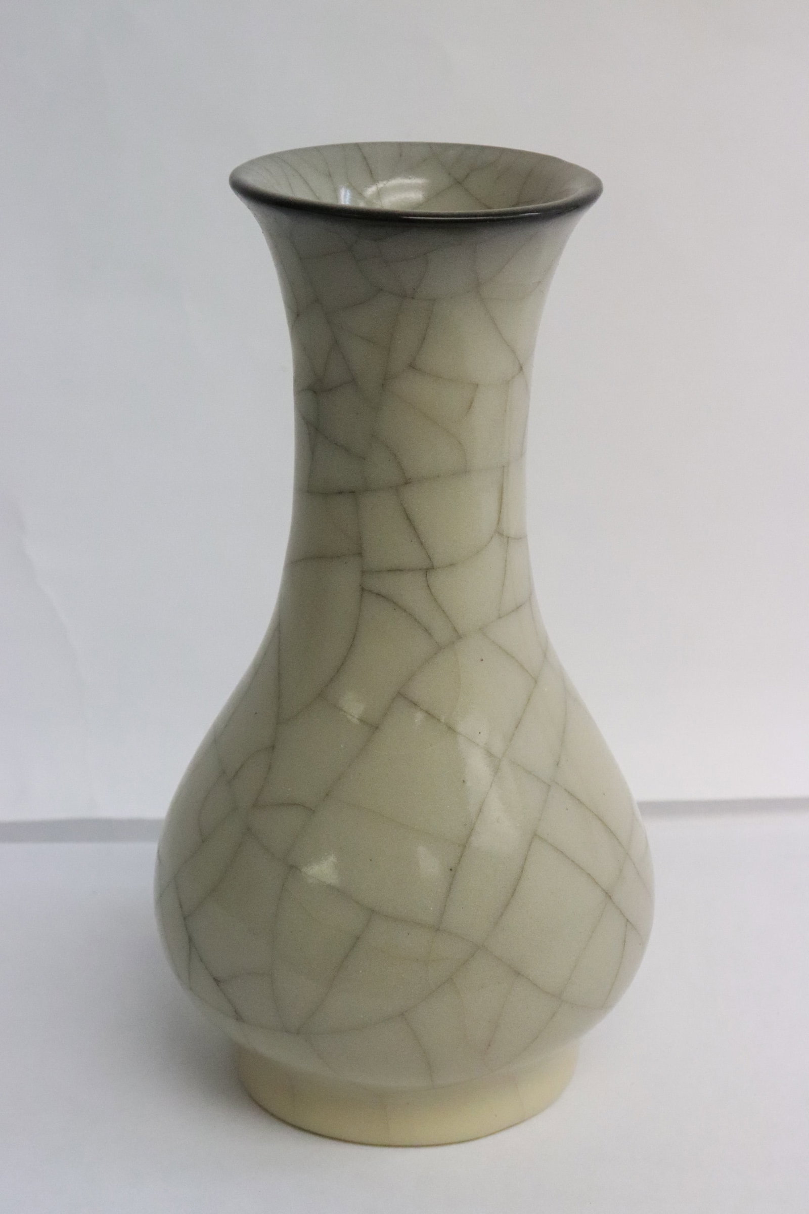 Fine crackleware porcelain vase: Fine crackleware porcelain vase, 8.1"x4.5"dia