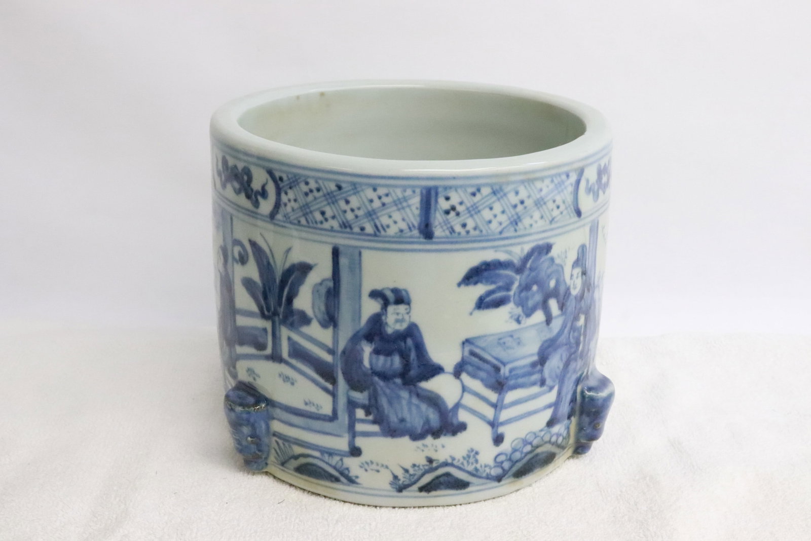 Large Chinese blue and white porcelain brush holder (1 of 7)