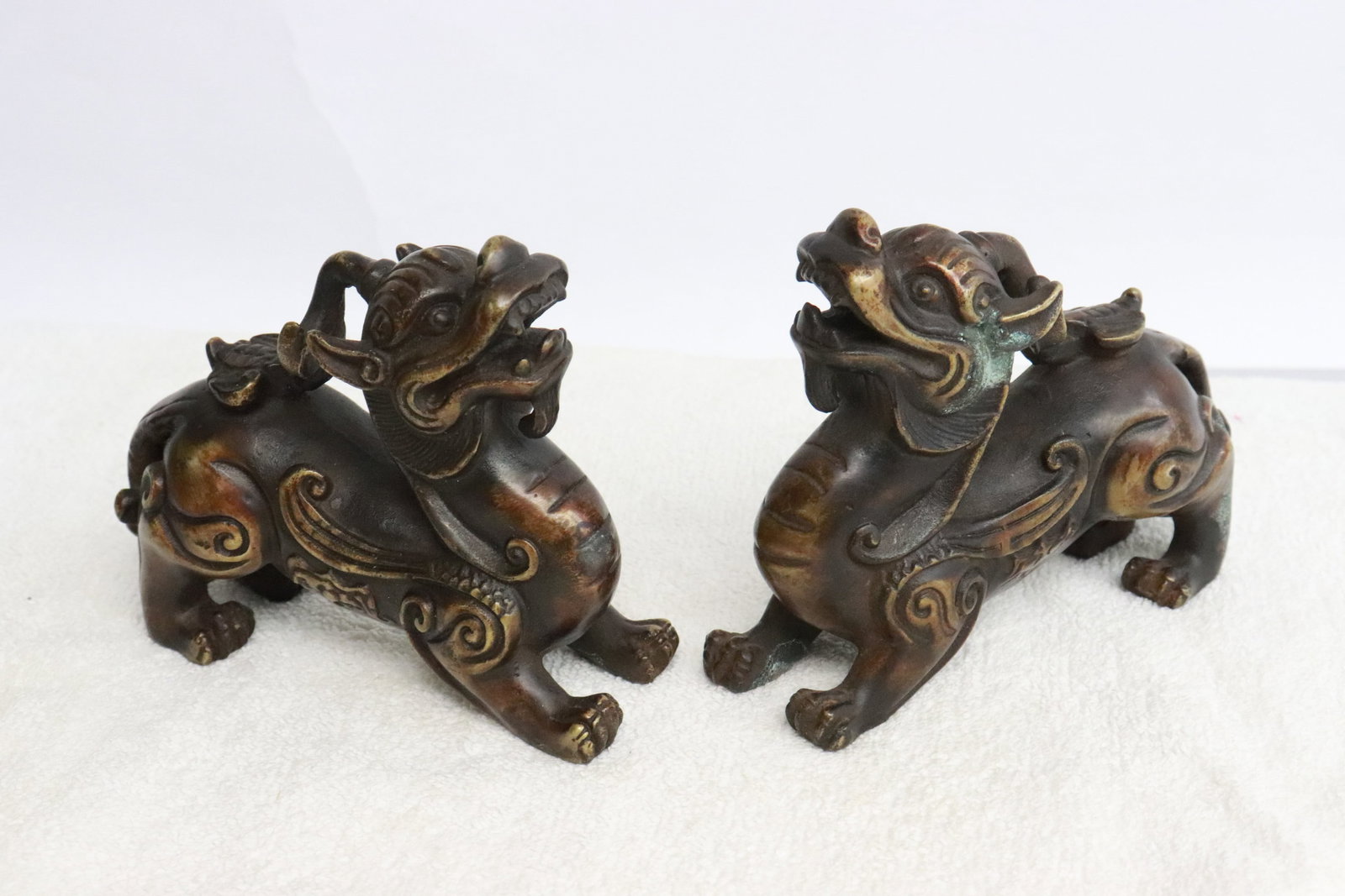 Pair bronze sculpture of fulions: Pair bronze sculpture of fulions, 3.75"H ea