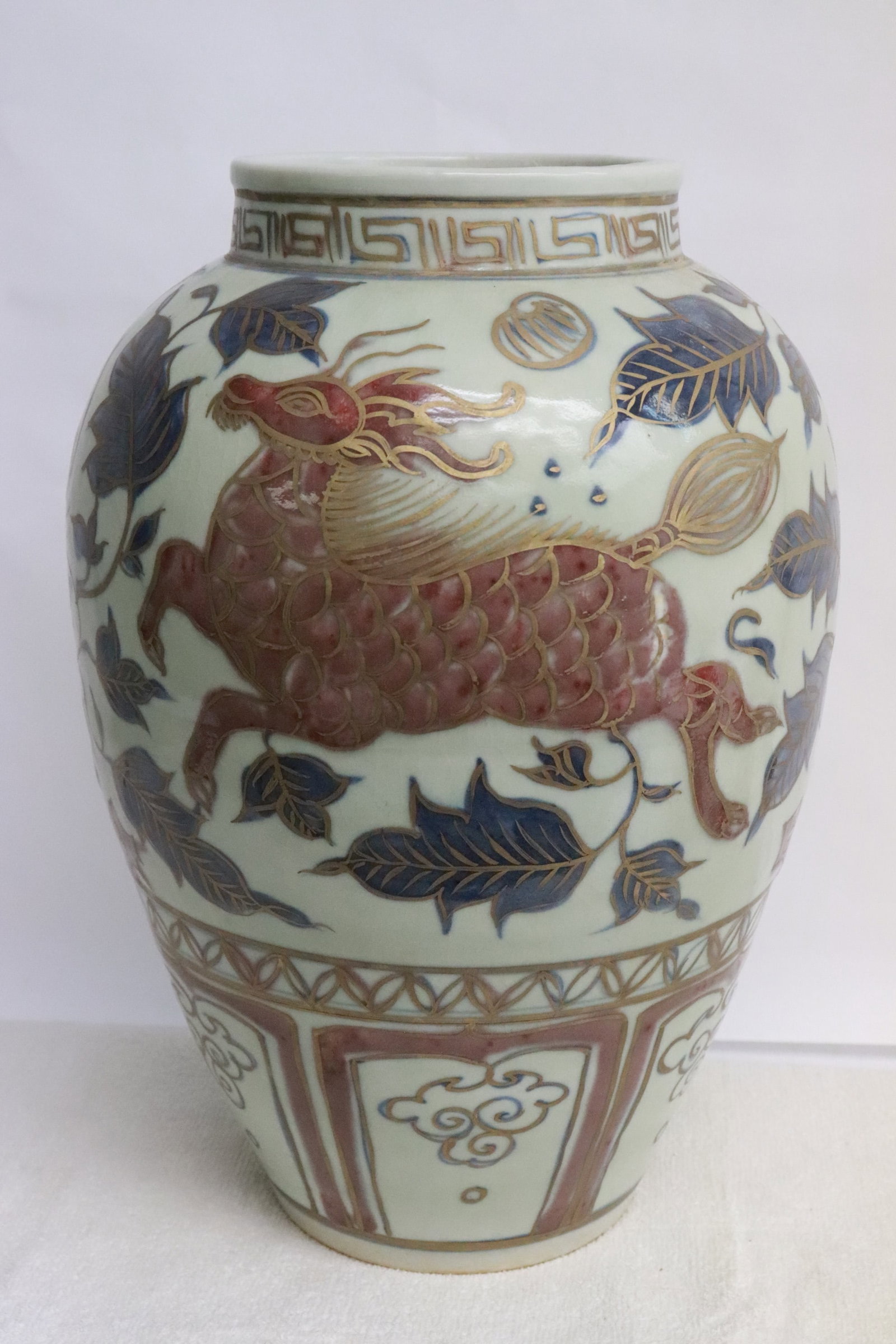 Chinese blue, red and white porcelain jar: Chinese blue, red and white porcelain jar, 12.75"x9.1"dia