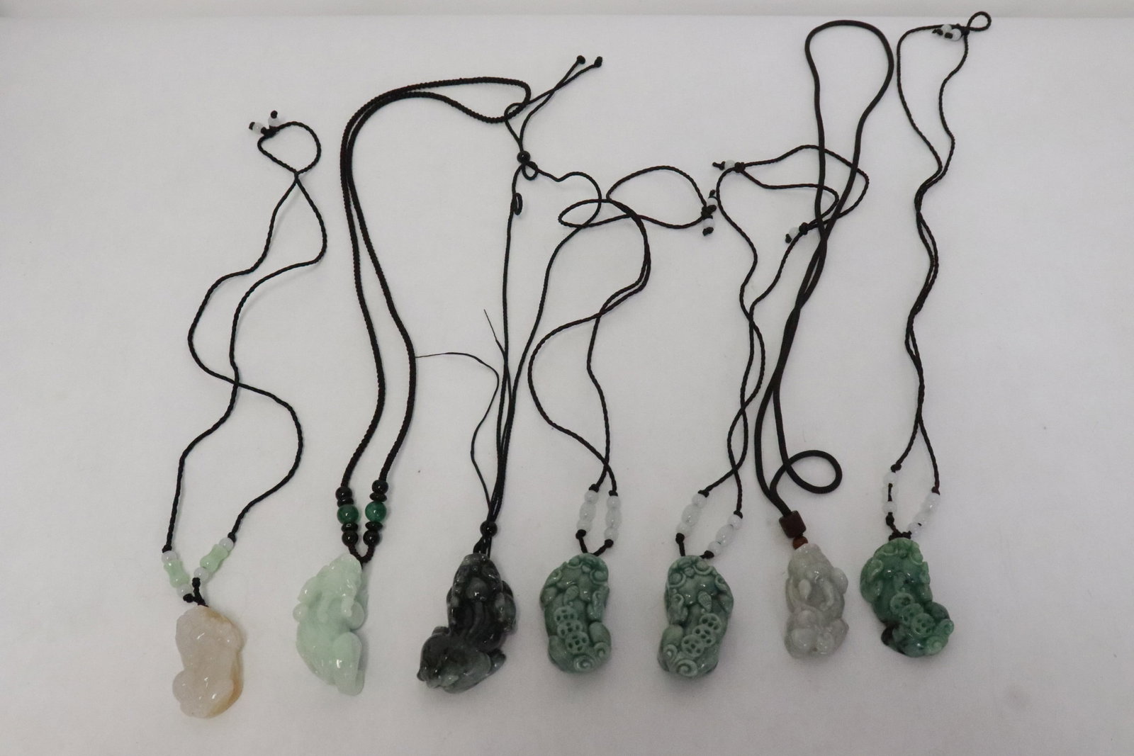 6 Chinese jadeite carved animals, & a agate carved animal: 7 pieces (0.65"x15"x0.8" - 0.75"x1.9"x1.15"); 6 Chinese natural color jadeite carved animals (made as necklace), and a agate carved animal