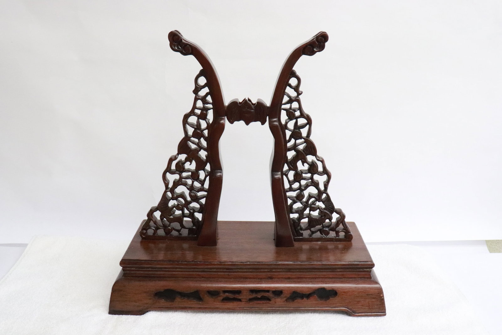 A rosewood plate stand: A rosewood plate stand, 12.2"x12.4"x6"