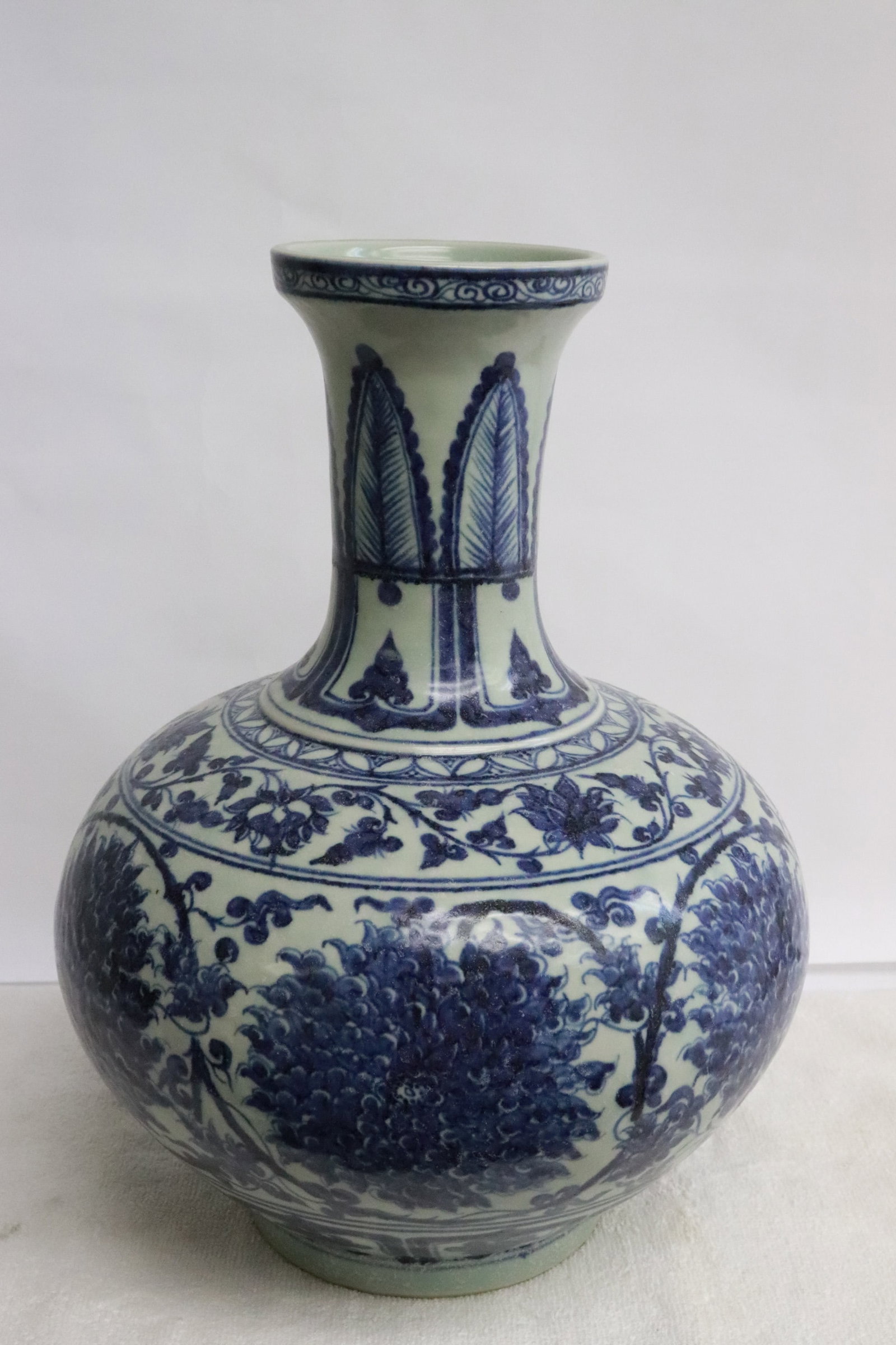 Chinese blue and white porcelain bottle vase (1 of 8)