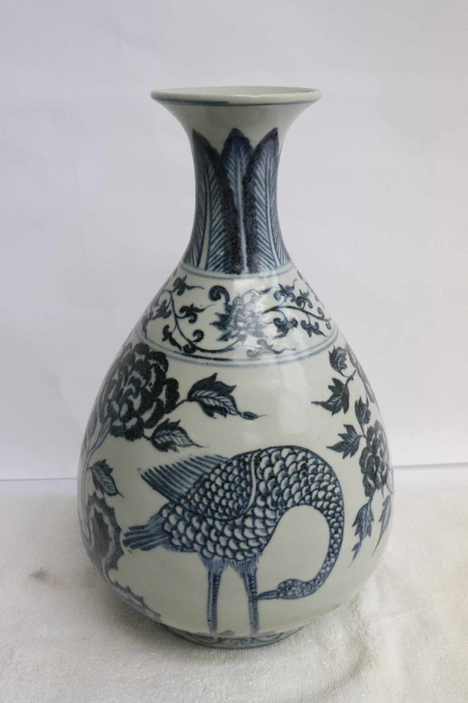 Fine Chinese blue and white porcelain vase: Fine Chinese blue and white porcelain vase, 12.4"x7.8"dia