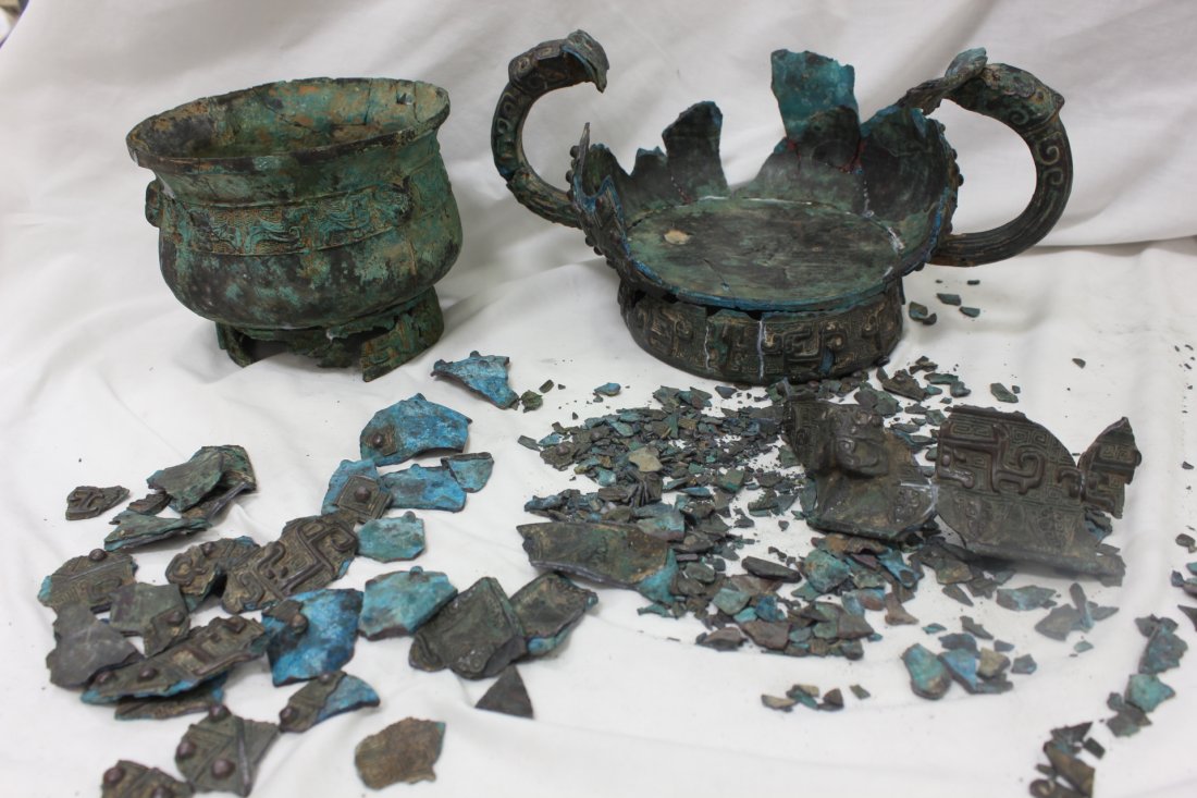 A Chinese Shang dynasty bronze Hu & ding: A Chinese Shang dynasty bronze Hu & ding (damaged in pieces. We were able to glue the pieces together for the Hu. But the ding was shattered in small pieces, and we are not able to put it all together