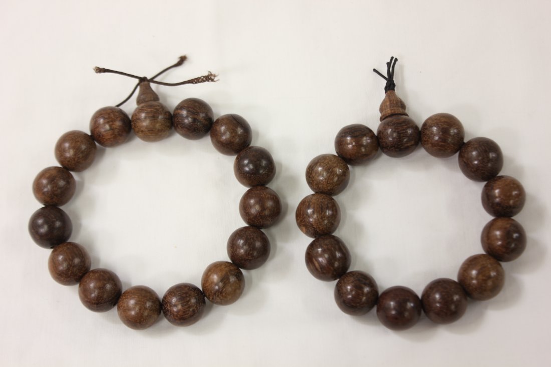2 chenxiang wood bead carved bracelets: 2 chenxiang wood (沉香木) bead carved bracelets, 17mm diax13 beads. 19mm diax12 beads